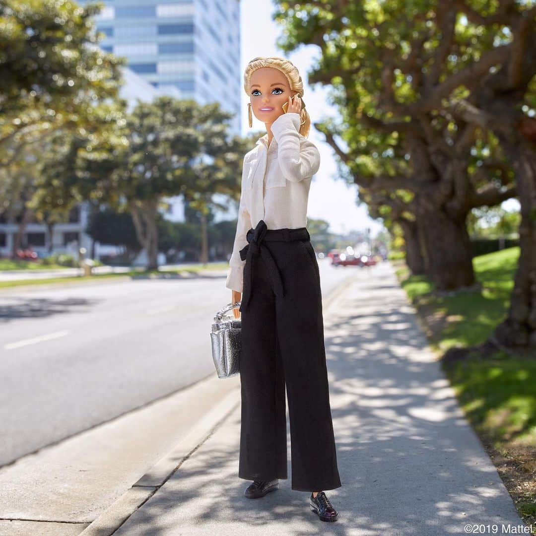 バービーさんのインスタグラム写真 - (バービーInstagram)「Another call that could have been an email. 🤷‍♀️ #barbie #barbiestyle⁠」10月8日 2時46分 - barbiestyle