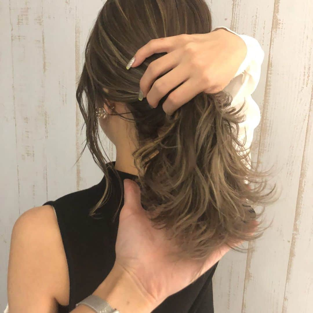 【高砂・美容師】平岡歩 ヘアアレンジ hairarrangeさんのインスタグラム写真 - (【高砂・美容師】平岡歩 ヘアアレンジ hairarrangeInstagram)「ベージュ系ハイライトカラー🙆‍♀️ 明るめが好きな方のハイライトはベージュ系がおススメ🙆‍♀️✨ ・ ・ 【ご予約方法】 ご予約時にLINE @にて ・料金の事前提示 ・所要時間の事前提示 ・このカラーはどのメニュー選べばいい？ などお気軽にご相談下さい🙇‍♂️ ご予約はこちらのLINEからお願いします♪ LINE ID 【@ekm1861m】 LINEのID検索より検索してください 最初の＠マークを忘れずに入れてください。 わからない場合はInstagramのDMをご利用下さい。 ・ ・ ・ #シルバーハイライト #グレーハイライト #大人可愛い #アッシュカラー #ミルクティーカラー #グレージュ #アッシュ #ベージュカラー  #透明感カラー #ミルクティーアッシュ  #姫路駅 #姫路 #高砂 #加古川 #himeji  #姫路美容院 #高砂美容院 #加古川美容院 #グラデーションカラー #ハイライトグラデーション #ヘアアレンジ #ミルクティー  #バレイヤージュ #バレイヤージュカラー #ミルクティーブラウン #ハイライト #ハイライトカラー」10月8日 3時04分 - ayumi_hiraoka