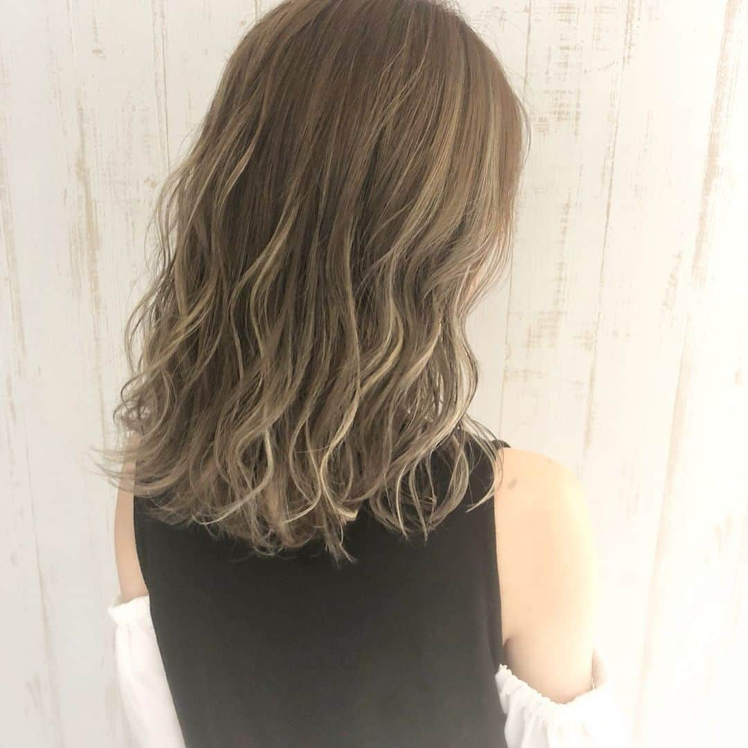 【高砂・美容師】平岡歩 ヘアアレンジ hairarrangeさんのインスタグラム写真 - (【高砂・美容師】平岡歩 ヘアアレンジ hairarrangeInstagram)「ベージュ系ハイライトカラー🙆‍♀️ 明るめが好きな方のハイライトはベージュ系がおススメ🙆‍♀️✨ ・ ・ 【ご予約方法】 ご予約時にLINE @にて ・料金の事前提示 ・所要時間の事前提示 ・このカラーはどのメニュー選べばいい？ などお気軽にご相談下さい🙇‍♂️ ご予約はこちらのLINEからお願いします♪ LINE ID 【@ekm1861m】 LINEのID検索より検索してください 最初の＠マークを忘れずに入れてください。 わからない場合はInstagramのDMをご利用下さい。 ・ ・ ・ #シルバーハイライト #グレーハイライト #大人可愛い #アッシュカラー #ミルクティーカラー #グレージュ #アッシュ #ベージュカラー  #透明感カラー #ミルクティーアッシュ  #姫路駅 #姫路 #高砂 #加古川 #himeji  #姫路美容院 #高砂美容院 #加古川美容院 #グラデーションカラー #ハイライトグラデーション #ヘアアレンジ #ミルクティー  #バレイヤージュ #バレイヤージュカラー #ミルクティーブラウン #ハイライト #ハイライトカラー」10月8日 3時04分 - ayumi_hiraoka