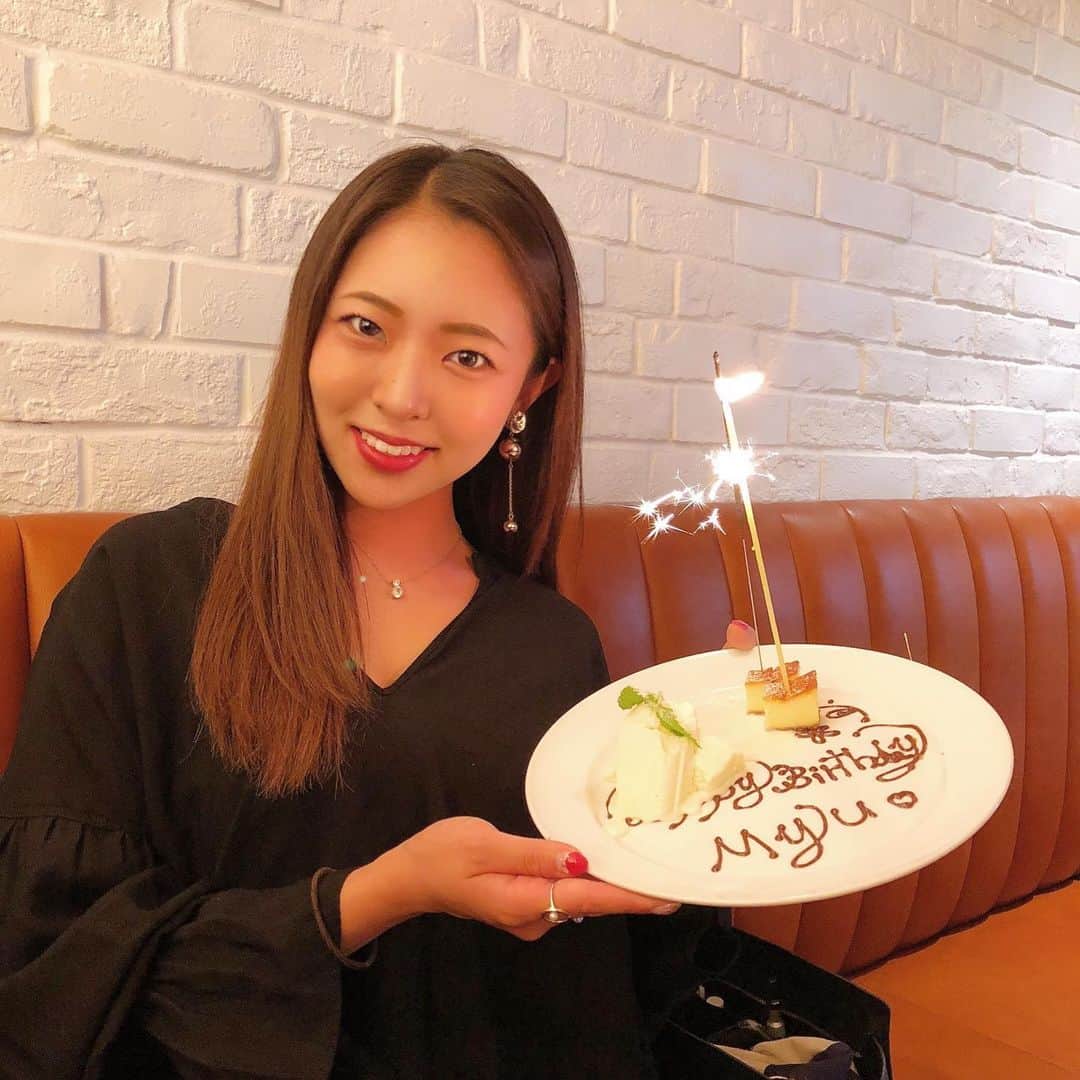 川崎美海さんのインスタグラム写真 - (川崎美海Instagram)「24歳なりました。 連日いっぱいお祝いして貰ってしまって。幸せしかありません。誕生日前日は大好きなしっちゃんが1日お祝いしてくれたよ♡大好きなチーズ🧀のお店つれてってくれた！ しのは一個下なのに本当しっかりさん。自分持っててカッコいいの！これからも宜しくね✨ #チーズ　#恵比寿　#ランチ　#誕生日　#サプライズ　#cheese #cheesetavern #cascina」10月8日 3時01分 - kawasaki.myu