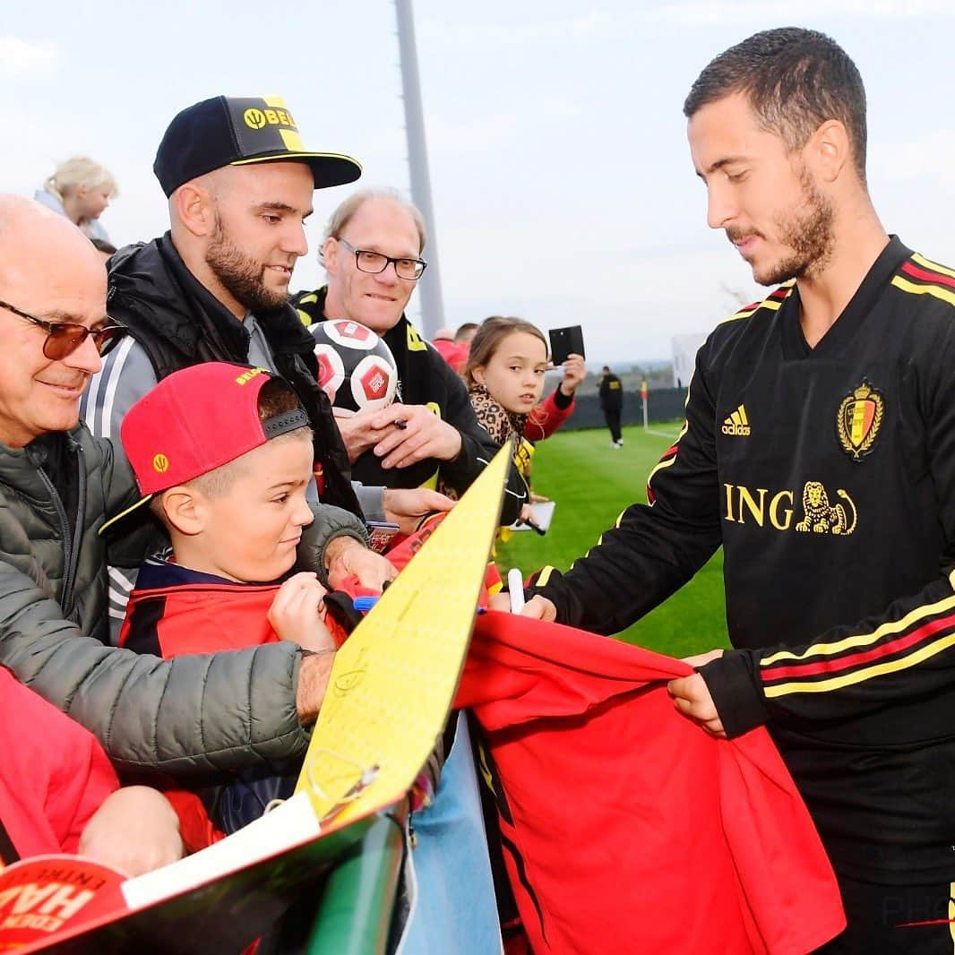 エデン・アザールさんのインスタグラム写真 - (エデン・アザールInstagram)「Good to be back with the family, thank you for coming to open training 🇧🇪 #comeonbelgium #family  De retour avec la famille, merci à tous d'être venu à l'entraînement! 🤳」10月8日 3時19分 - hazardeden_10