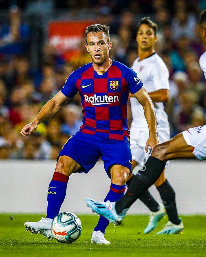 FCバルセロナさんのインスタグラム写真 - (FCバルセロナInstagram)「🇧🇷 Describe Arthur's season so far 🤩 🎩 3 assists in @laliga 👏」10月7日 18時47分 - fcbarcelona