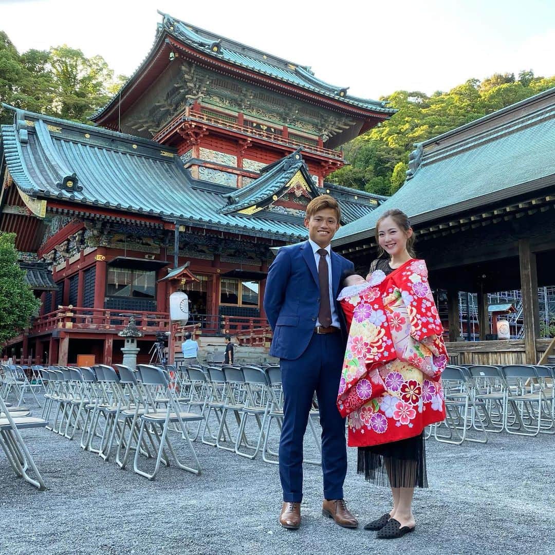 姫野れみのインスタグラム：「私も小さい頃から来ていた #静岡浅間神社 でのお宮参り ⛩🌿 ちょうどお祭りで賑わっていたので たくさんの方に可愛いね〜と言って頂きました♡ 演目の合間の誰もいない隙に家族写真 👦🏾👩🏻‍🦰👶🏼✌︎ ・ #お宮参り #家族写真 #baby #girl #mamagirl #赤ちゃん #ベビー #女の子ベビー #赤ちゃんのいる生活」
