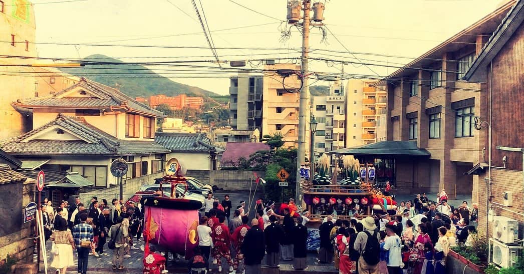 Rie fuさんのインスタグラム写真 - (Rie fuInstagram)「長崎くんち🐉オランダ船や中国の龍が登場するお祭り。もともとは隠れキリシタンじゃないか家をチェックする行事だったようで、街中を巡って家を訪ねていく「庭先回り」は、今では家に福をおすそ分けする意味合いがあるという。地元の町ごとに出し物があったり子どもが参加したり、地域を繋ぐ貴重な伝統のお祭り。”Kunchi”festival in Nagasaki, originally started to check hidden Christians in the 1600s, going around homes with dragons and local parades.  #長崎くんち #祭り #伝統 #nagasaki #japan #festival #history」10月7日 18時50分 - riefuofficial