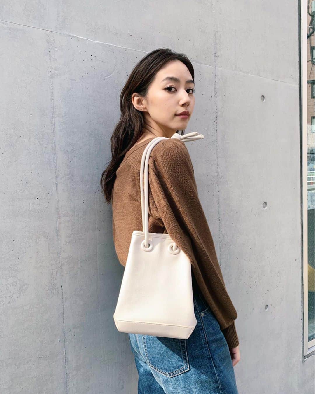 Shiho Sasakiのインスタグラム：「シンプルで使い勝手の良い巾着Bag👜 なんと500mlのペットボトルも入るのです✌️ 秋冬ってコーディネートが重たくなってくるから 小物は明るい色を持ちたくなるなぁ🐰 実はこちら、限定のノベルティなのです✨ 詳しくはブログに書いたのでぜひ見てね✅ #MOUSSY#MOUSSYSNAP #pixelで撮影#team_pixel#baroque_pixel」