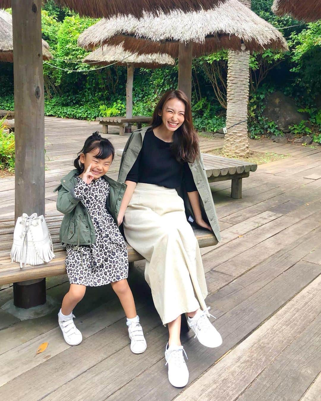 shizuka.watanabeさんのインスタグラム写真 - (shizuka.watanabeInstagram)「♡♡♡ ・ ・ 本日は振替休日〜💗 ・ 動物園へ行ってきたよ❗️ ・ ・ この動物園大好きなんですよね🐹 ・ 大好きなお友達と一緒で 次女も楽しそうだったなぁ〜！ ・ ・ 動物も涼しかったからか 元気でサービス精神が旺盛で いいショットばかり撮れたな💗 ・ ・ ・ ・ 次はお留守番だった長女も一緒に♡ ・ ・ ・ #towface #chanel #chanelshoes #chanelsneakers #basementonline #ベースメントオンライン #動物園 #zoo #ズーラシア #ズーラシア動物園 #リンクコーデ #親子コーデ #親子リンクコーデ #おやこーで #子供と暮らす #ミリタリージャケット #カジュアルコーデ #カジュアルファッション #カジュアル #きれいめカジュアル #カジュアルママコーデ #ママコーデ #大人カジュアルコーデ #大人カジュアル #シャネル #jandmdavidson #女の子ママ #姉妹ママ #子供とお出かけ」10月7日 18時52分 - shizuka.watanabe