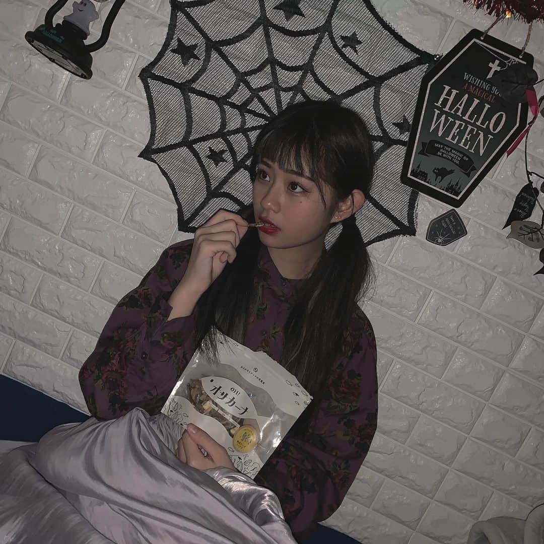 かれんのインスタグラム：「カルシウム不足を補う健康おやつなのに12種類も味があるの!! 100グラムだから食べきりサイズにちょうどいいしダイエット中でお腹空いた時とかに,ママはおつまみとして,一緒に食べてます笑 骨粗しょう症対策にもなるし,幅広い効果が期待できるの(^ ^) 私が食べてるのは熟成チーズミックス味なんだせど,飽きなくてずっと食べてる笑 ちなみに10月10日は魚の日なんだって🥳  #タマチャンショップ #ohオサカーナ #オサカーナ #おやつ #健康おやつ #いりこ #アーモンド #sponsored @tamachanshop」