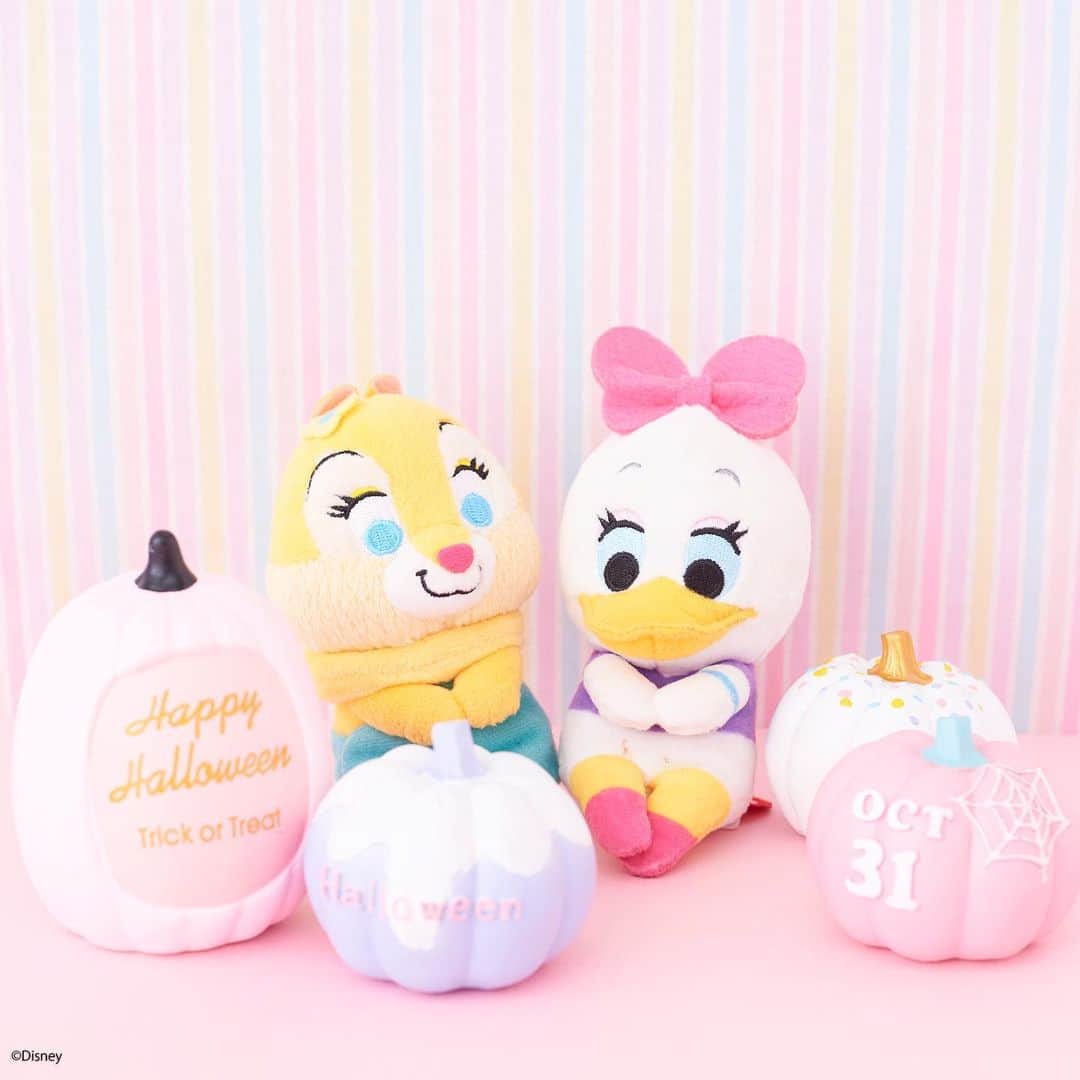 のインスタグラム：「#20191007 * 10月といえばハロウィン！ ちょっぴり早いけど かわいいかぼちゃを用意してわくわくだね * #ちょっこりさん #ディズニー#ディズニーグッズ #ぬい撮り#ぬいぐるみ #chokkorisan#disney #takaratomyarts #ぬいぐるみと撮り隊 #disney写真部 #ディズニーグッズ #ちょっこりさん好きな人とつながりたい」