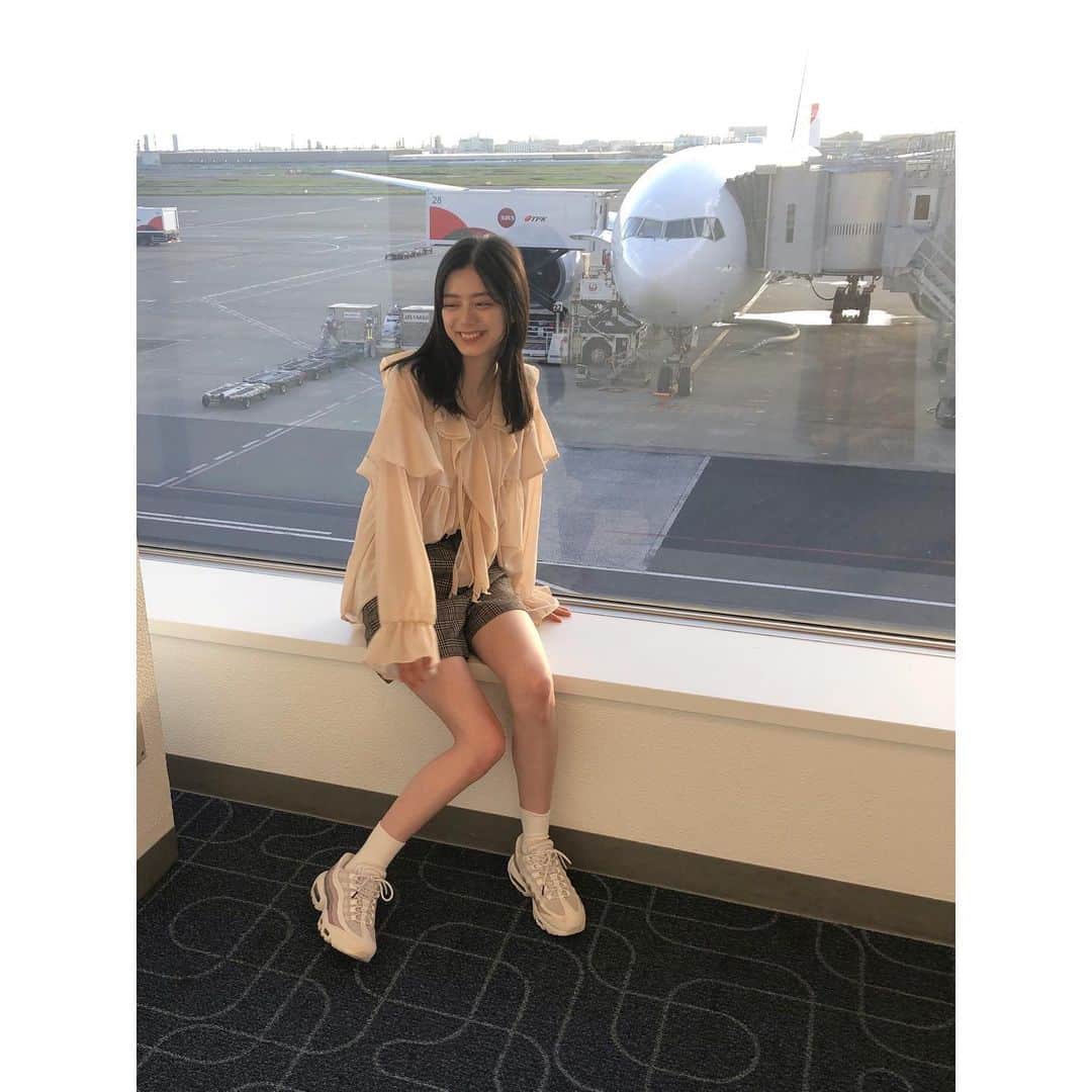 紺野彩夏さんのインスタグラム写真 - (紺野彩夏Instagram)「福岡に行った時の服です〜 飛行機に乗るからゆるっと！ しぇりちゃんが撮ってくれました☺︎ 笑いすぎ問題発生してますね、、、 #こんくろーぜっと」10月7日 19時05分 - ayaka_konno_official
