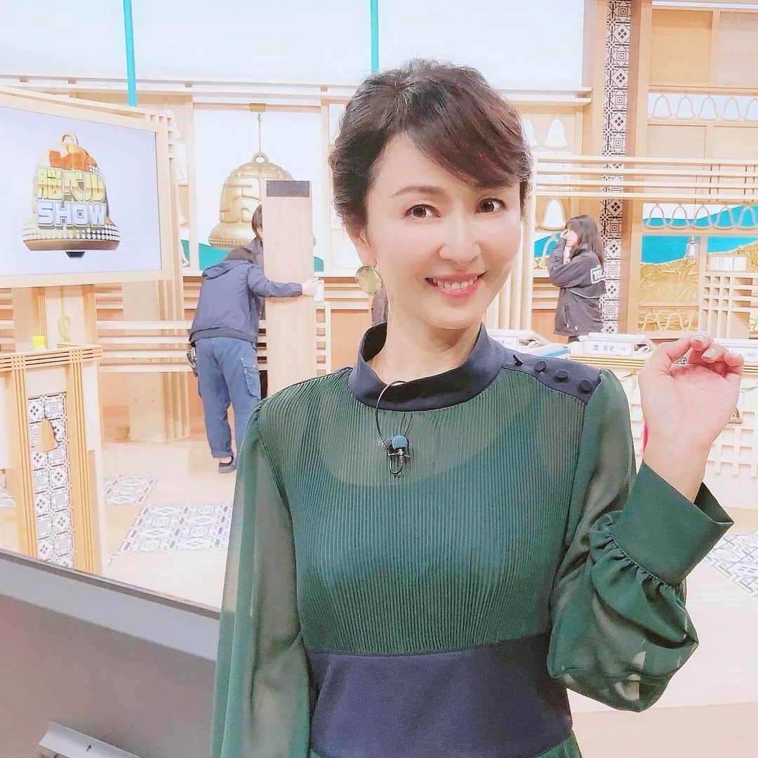 小松みゆきのインスタグラム：「#クイズ脳ベルSHOW #クイズノーベルショー #40オーバーしか出場できない #25年ぶりのクイズ番組  #BSフジ22時 #フジテレビ4時﻿ ﻿ いま巷で話題の『クイズ脳ベルSHOW🔔』の収録に行ってきました﻿ およそ四半世紀ぶりにクイズ番組に出演です😆﻿ クイズは大好きですしMCの岡田さんのおかげで とても楽しい収録でした♪﻿ ﻿ 月火のチームと水木のチームの上位2名ずつが﻿ 金曜の決勝に進出することができます﻿ ﻿ 私は月火チームですので今月10月28、29日に﻿ まずはBSフジで22時〜﻿ そこで上位2名に入ればその週の金曜の決勝に…﻿ ﻿ 再放送（日程は未定です）では地上波の朝4時！﻿ また40歳以上しか出場できないことから﻿ 他のクイズ番組と違ったテンポ感であることも話題の要素の一つでしょうか😊﻿ ﻿ 果たして私は決勝大会に出場できるのでしょうか…﻿ どうぞお楽しみに・・・」