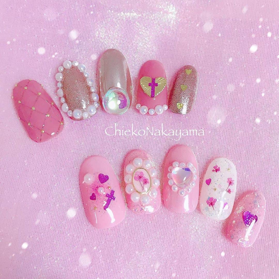なかやまちえこのインスタグラム：「上は『ヴェールピンク』⠀ 下は『セレブレーションピンク』⠀ のサンプルアート✨ #nail #nails #nailart #ネイル #美甲 #ネイルアート  #clou #nagel #ongle #ongles #unghia #japanesenailart #manucure #네일 #젤네일 #네일아트 #네일리스트 #japanesenails #manicurist #gelnails #أظافر #pinknails #ピンクネイル #かわいい #kawaii」