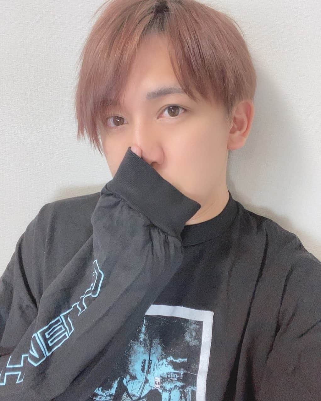カブキンのインスタグラム：「インスタの投稿 髪切った時と脱毛行った時しか 載せない説。  ゴリラクリニック さんきゅーな。」