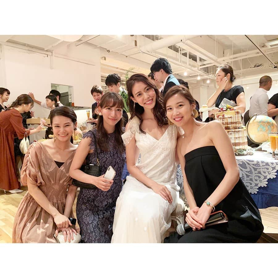 松嶋恵里さんのインスタグラム写真 - (松嶋恵里Instagram)「♡ 大好きなまりえちゃんの結婚式👰💐 準備段階からドレスを一緒に見に行ったり話を聞いてたから本番までずーっと楽しかった☺️✨ まりえちゃんの花嫁姿は綺麗すぎて女神かと思いました🗽✨ 細部までオシャレがいっぱいで終始笑いの絶えない２人らしい式だったな💒✨ これからも末長くお幸せに…😘❤️ . . . .#wedding#weddingphotography#beautifulbride」10月7日 19時08分 - eri_mtsm0215