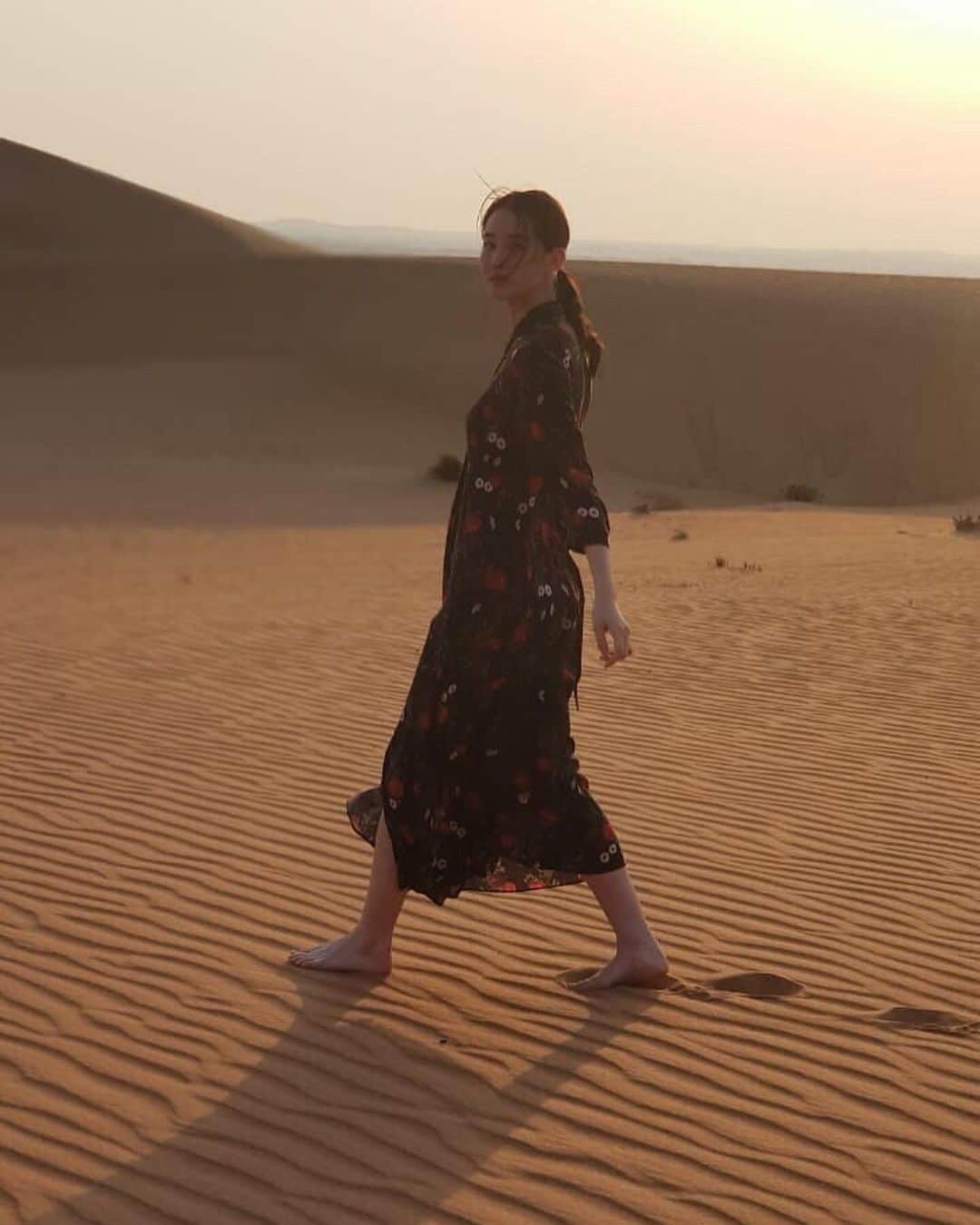 青野楓さんのインスタグラム写真 - (青野楓Instagram)「本日より、エミレーツ航空のCMが流れます！﻿ 実際ドバイに行き、たくさんのナニコレ？！という体験をしてしたのでインスタにupする写真と共に是非ご覧ください😊﻿ ﻿ 砂漠が本当に美しくて自然と涙が出たのは初めてで驚きました🤭写真は現地ガイドさんに撮っていただいたものです。﻿ ﻿ @ryoko_kobayashi_ryoko @emilyyybird  に出会え、このメンバーで女子旅ができて本当に楽しかったです！優し楽しいお姉さんたち。﻿ ﻿ そんなハッピーなCMに、皆様が何度もお見かけできますように🙏願ってます(笑)﻿ みたよー報告してくれるとめちゃくちゃ喜びまーす🤗笑　﻿ ﻿ @visitdubai.jp﻿ #VisitDubai﻿ #ナニコレエミレーツ (#NaniKoreEmirates) #エミレーツ航空 (#EmiratesAirline) #エミレーツ (#Emirates)﻿ #女子旅 (#Joshitabi)#ナニコレエミレーツ楓#kaedetrip」10月7日 19時10分 - kaede626