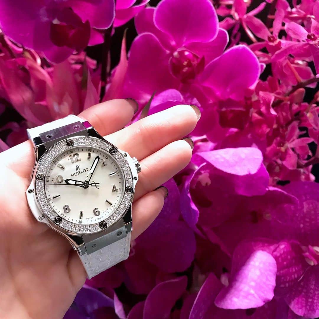 ウブロさんのインスタグラム写真 ウブロinstagram 秋のお出かけに ウブロのレディースウォッチをお供に 白く輝くマザーオブパールのダイアルを採用したエレガントなタイムピースです Hublot Bigbang Hublotboutiqueginza ウブロ ビッグバン ウブロ