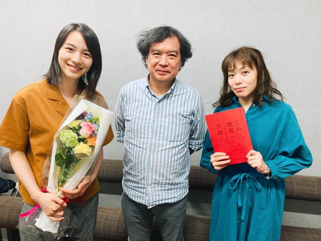 のん（能年玲奈）さんのインスタグラム写真 - (のん（能年玲奈）Instagram)「本日、すずさんの声を録り終わりました。3年越しにクランクアップ、実感湧かず。 本当に素晴らしいです片渕監督。改めて、参加させていただけて心の底から感謝です。公開が楽しみ。そして今回も、新谷さんに頼りきりの録音でした。ありがとうございます！私達、三人の連携が以前よりぐっと高まっていた気がして嬉しかった。 素敵だわ。それぞれの片隅があってこの世界があるのだ。タイトルのテーマがよりくっきりと浮かび上がる、『この世界のさらにいくつもの片隅に』公開が待ち遠しい。 #さらにいくつもの片隅に #片渕須直　監督　#新谷真弓　さん　#のん　🌸」10月7日 19時21分 - non_kamo_ne