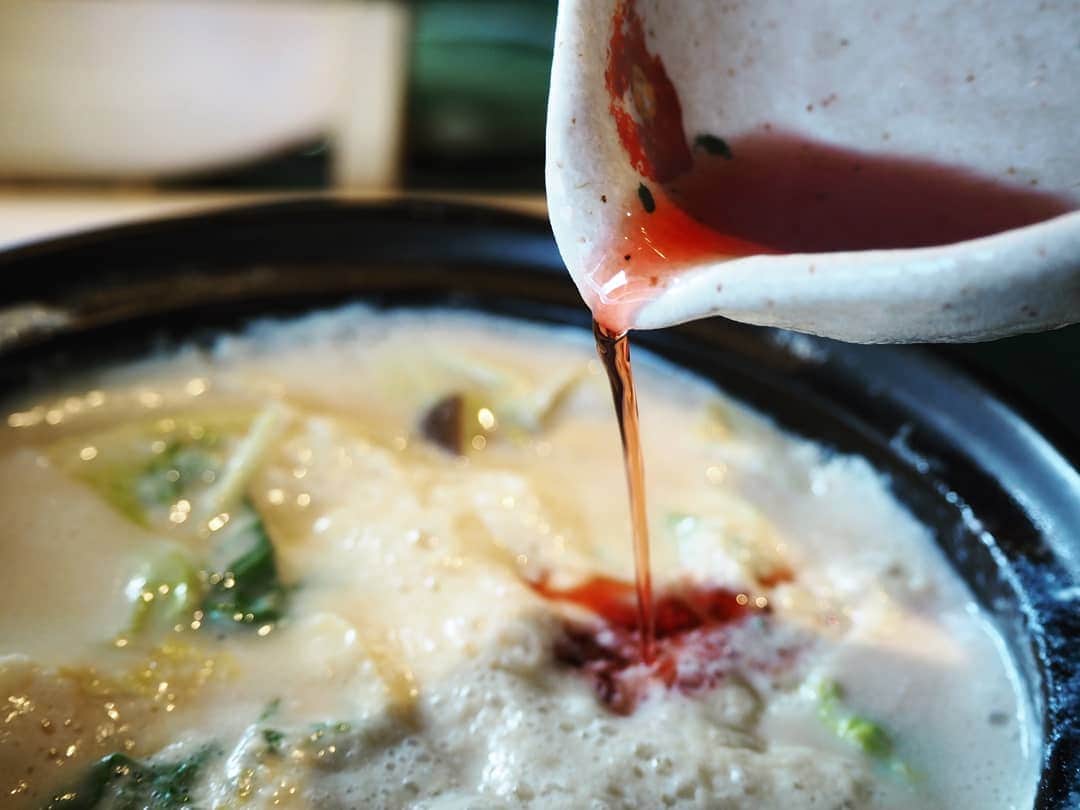 スパ ラクーア公式のインスタグラム：「. 【美食の秋、ブドウの秋🍇】 . 現在開催中の『 #ブドウの恵みでキレイ になる』キャンペーンにあわせて、今がいちばん美味しい #ブドウ や #ワイン をつかった秋のメニューを各店舗でお楽しみいただけます🍴✨ . 「 #京都高台寺よ志のや 」では、赤ワインの香りを楽しみながら豆乳でいただく #しゃぶしゃぶ や、赤ワインにじっくり漬け込んでやわらかくなった鶏肉の #竜田揚げ をご用意🍷 「 #ニャーヴェトナム (@nha_vietnam )」では、エビとアサリの #白ワイン蒸し や、爽やかな #ブドウ酢 で楽しむサラダがあります🍅 . お食事で #ブドウ ・ #ワイン を美味しく採り入れましょう💡 たくさん食べても、温泉とサウナがあるから大丈夫!?ブドウ色に染まる #スパラクーア で、今の季節だけのグルメをお楽しみください🍇 . 詳しくはスパ ラクーアHPをご覧ください! . #スパラクーア #スパ #ラクーア #温泉 #サウナ #岩盤浴 #温活 #サ活 #デトックス #グルメ #ブドウ #ワイン #赤ワイン #白ワイン #ポリフェノール #美容 #健康 #ヘルシー #食欲の秋 #美食の秋 #ブドウの恵みでキレイ  #ワタシのためにひと肌ぬごう」