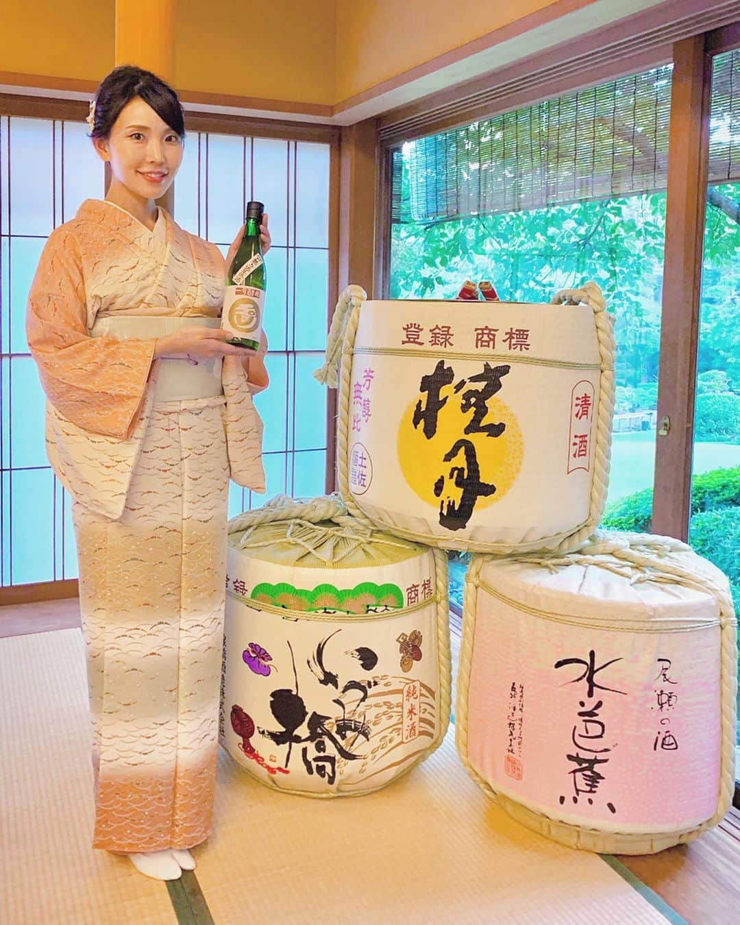 のインスタグラム：「Fantastic opportunity to get to join a wonderful team!﻿ I appeared as a presenter for the ﻿ sake knowledge presentation covering the basics of SAKE, and the sake tasting party for special executive guests. ﻿ ﻿ ﻿ 海外からお越しになったSwiss Re エグゼクティブゲスト様の日本酒ペアリングパーティで﻿ ﻿ 今回、英語で日本酒セミナーのプレゼンターを務めさせていただきました！﻿ ﻿ ﻿ 海外ゲストに向けて 基本的な「日本酒とは？」の部分を。﻿ ビギナー層に広げていくことが私の一番の目的なので、今回は理想的な環境で素晴らしい経験をさせていただきました。﻿ ﻿ ﻿ スパークリング酒、重め甘めに大多数が良リアクション。﻿ 逆にドライなものを好まれる方や、ワインと違った酸を抑えたものを好まれる方も一定数いらして、﻿ 趣向の傾向は改めて勉強になりました。﻿ ﻿ ﻿ 打ち合わせから最後まで終始英語だったおかげでしばらく英語の引き出しが開けやすくなり、﻿ 数日間は久しぶりに英語の夢を見ました。﻿ (だがもう戻った😂)﻿ ﻿ 英語の引き出しが錆びついてしまわないように﻿ まだまだまだまだがんばらなきゃ…！﻿ ﻿ ﻿ 素晴らしいチームとご一緒できて幸せ。﻿ Thank you so much, Charles -san! ﻿ ﻿ ﻿ ﻿ ﻿ ﻿ #sakepairing #sakepairingevent #sakeレポ #sakestagram #japanesesake #nihonshu #ポン酒タグラム #sakekampai2019 #日本酒インスタグラマー #ペアリング #ペアリングイベント #八芳園 #ミス日本酒 #misssake #日本酒女子 #児玉アメリア彩 #諏訪の国公式アンバサダー」