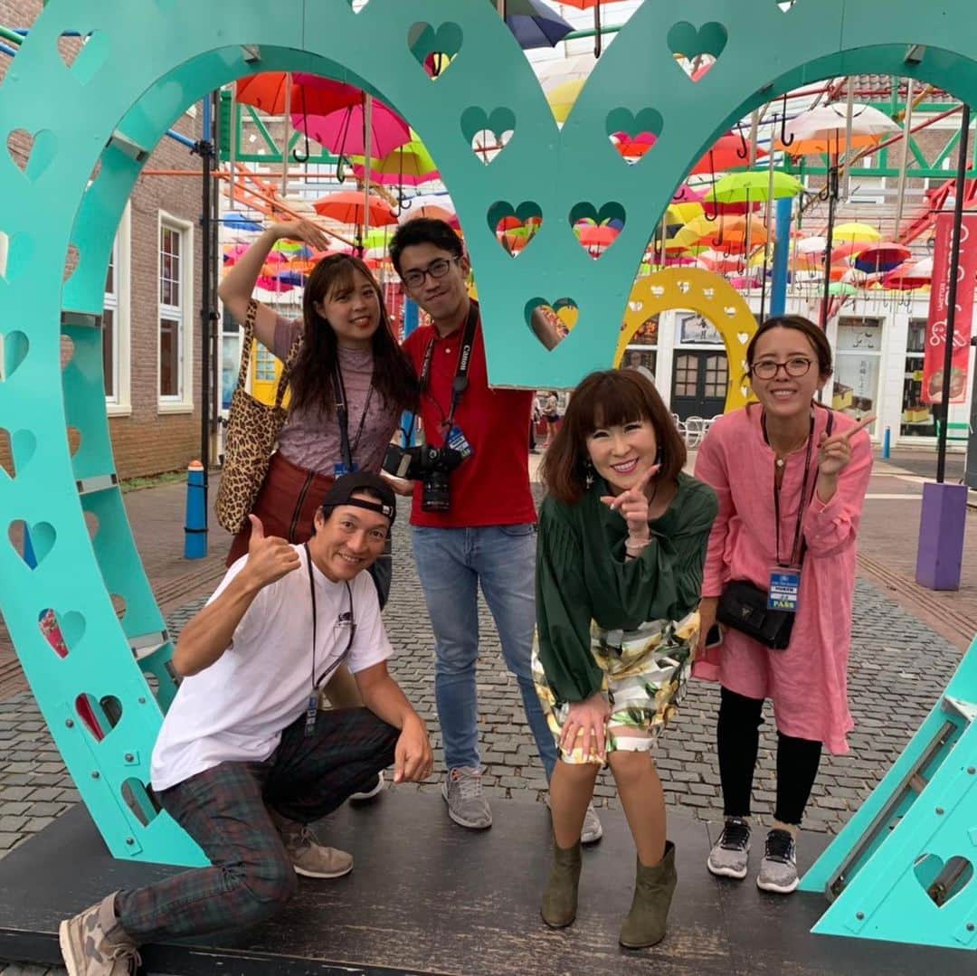 のインスタグラム：「今日はカレンダー撮影 息子夫婦と娘夫婦に 助けて頂いて 撮影の一日 楽しかったです 💕💕 そして皆様 私のオンラインサロン 二期生の募集が 残りわずかと なっているそうです 💕💕 インスタプロフィールの リンクから 簡単にオンラインサロンに 入れます 💕💕 ぜひ参加してみて くださいね 💕💕 #はっちゃんコーデ #大人コーデ #コーデ #今日のファッション #愛しとーと #オシャレ #コラーゲン #大人女子 #オシャレコーデ #アラ還 #オシャレ好き # #服 #私服 #幸せのバトン #五ケ山 #経営者 #オンラインサロン #fashion #aishitoto #happy #today #ootd #love #fun #style #ハウステンボス  #親子  #家族写真  #家族」