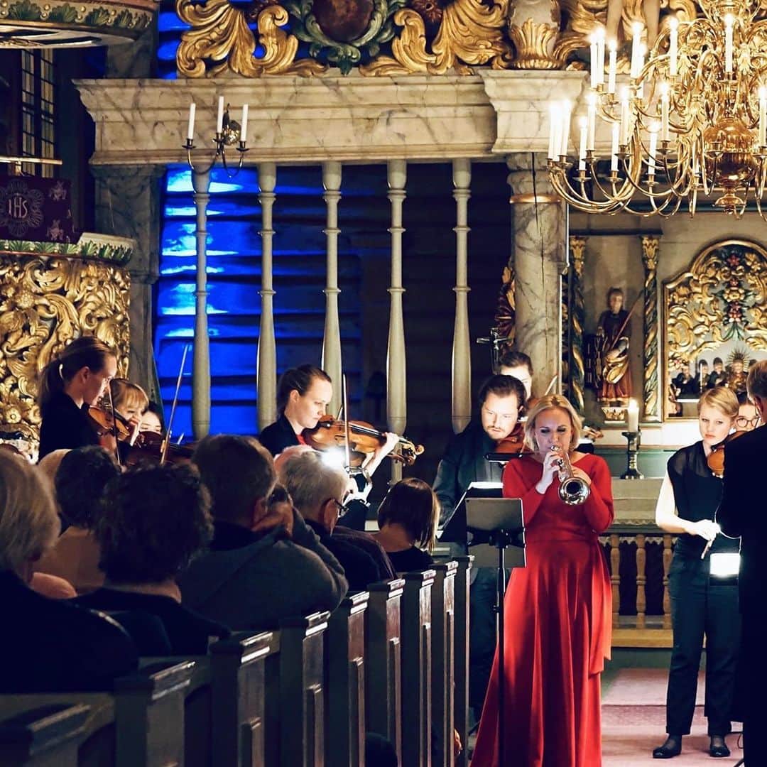 ティーネ・ティング・ヘルセットのインスタグラム：「Some photos from the concerts in Moss and Biri! @detnorskekammerorkester @resonanskonserter #mosskirke #tour #norwegianchamberorchestra #arvidengegård 👗 @ingunnbirkelandoslo @ganni」