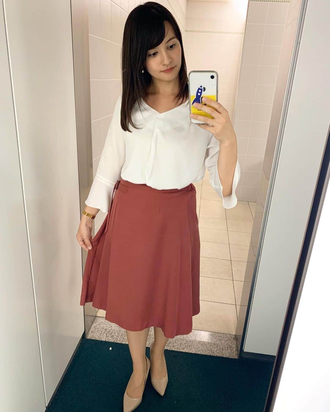 のインスタグラム：「ありがたいことに、 news every.では毎日、素敵な衣装を 用意していただいています😊 とてもかわいいものばかりなので、 インスタで紹介していきたいと思います🥰 ぜひお付き合いください🍀  ９月３０日(月) 初日ということで私の好きな色の赤のスカートを選びました💐 @fabulousangela_official . . １０月１日(火) 秋色一色で、首元が可愛かったのでヘアもアップにしていただきました👱‍♀️ @msgracy_official . . １０月２日(水) 小花柄のブラウスと、鮮やかなブルーのスカート😊明るい気持ちになりました♡ トップス @fabulousangela_official  スカート @msgracy_official . . １０月３日(木) 丸襟のブラウスと、よく見ると花柄があしらわれてるスカート🌸かわいいですよね☺️ @msgracy_official . . １０月４日(金) パッと目を引くワンピース😍お気に入りでした！ @fabulousangela_official  毎日ピアスもかわいいんです🥰  素敵なお衣装をありがとうございます😊  #日テレ #newsevery #衣装」