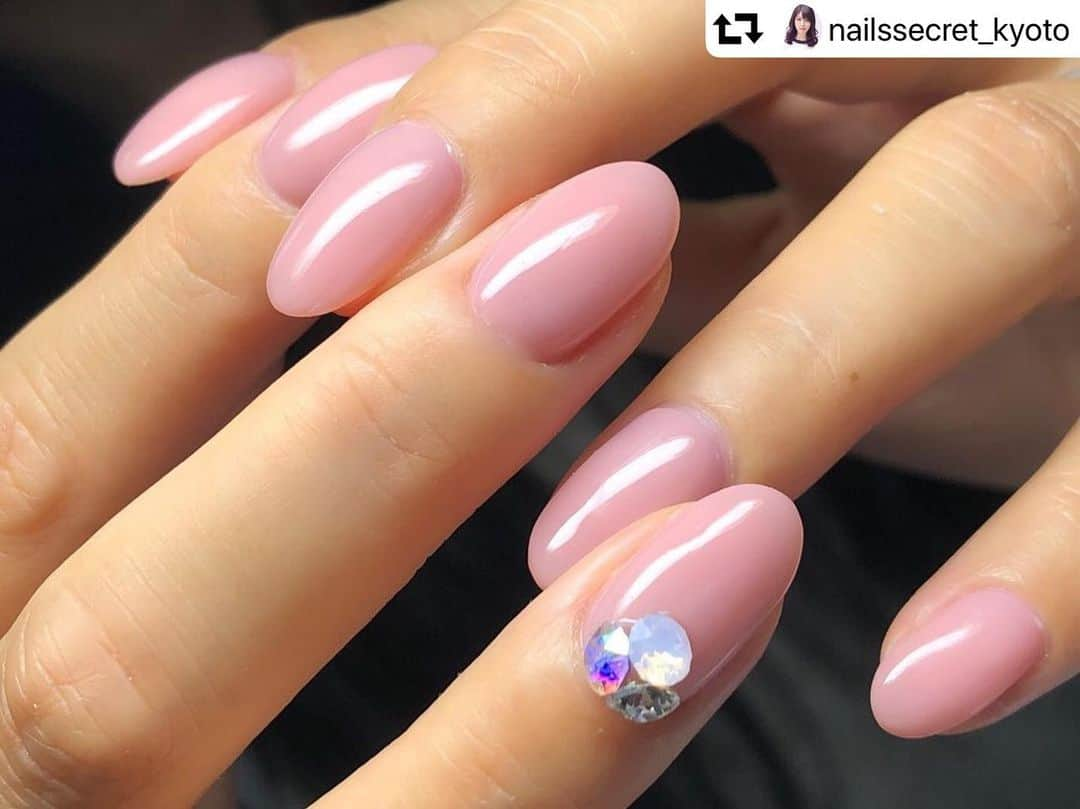 LEAFGEL PREMIUMさんのインスタグラム写真 - (LEAFGEL PREMIUMInstagram)「. @nailssecret_kyoto 様、いつもありがとうございます☺️💖 . ヌーディーシリーズ #126 ブ・ドゥ・ドワ・ドゥ・ラ・デエス 指が綺麗に見えるナチュラルピンクベージュです💅 . #repost @nailssecret_kyoto ・・・ 男性ウケピンク^_^にスワロフスキーを。#スワロフスキー #ブイカットストーン #ワンカラーネイル #リーフジェルプレミアム #ピンクネイル #大人ネイル #シンプルネイル #nails #ネイルデザイン #烏丸ネイル #京都ネイルサロン #jna本部認定講師 #ピンクリボンチャレンジ #美甲 #美爪ジェル . . #leafgelpremium #leafgel #リーフジェル #ヌーディーネイル #ピンクベージュネイル #ベージュネイル」10月7日 19時31分 - leafgel_premium