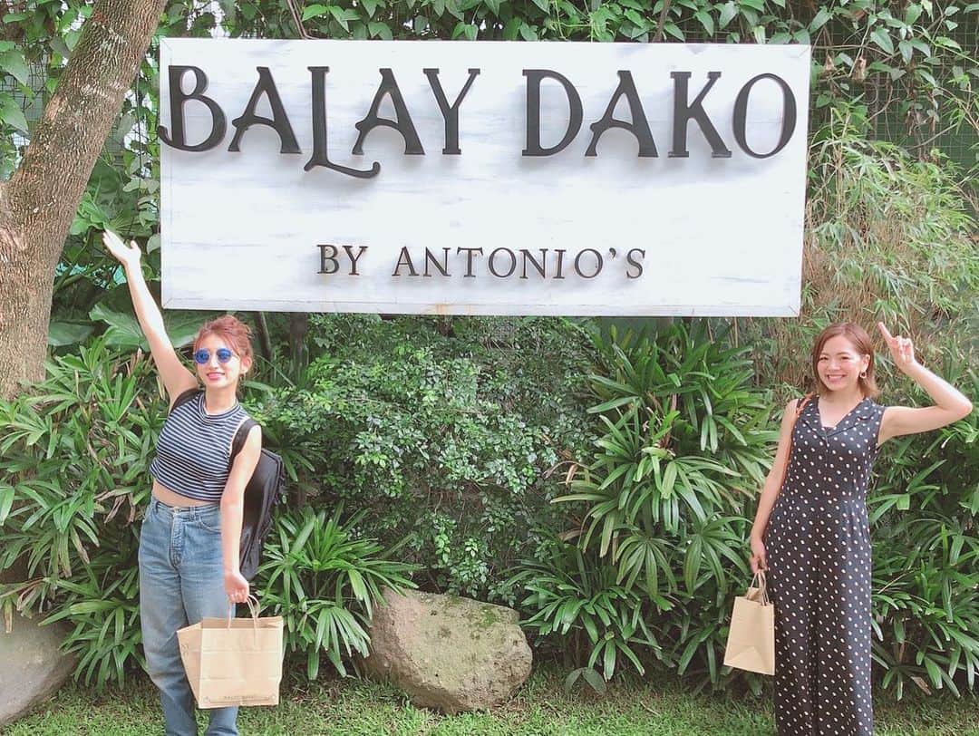 伊藤沙菜さんのインスタグラム写真 - (伊藤沙菜Instagram)「フィリピン2日目🇵🇭🍌💜 ㅤㅤㅤㅤㅤㅤㅤㅤㅤㅤㅤㅤㅤ ランチは高級店 #ANTONIOS というお店の カジュアル版で地元の人にも観光客にも めちゃ人気の 【 BALAY DAKO BY ANTONIO's 】へ🍽  店内はグリーンカラーを基調にしていて 奥ーの方の顔が見えないくらいとにかく広い💁🏻‍♀️ ㅤㅤㅤㅤㅤㅤㅤㅤㅤㅤㅤㅤㅤ 窓側に座ると湖や自然が見られる 素晴らしい景色が一望できます💁🏻‍♀️ とにかくフィリピンはフレッシュジュースが美味しくて ケチケチしてないサイズで最&高💁🏻‍♀️ ヒマありゃ「ウォーターメロンドリンク🍉プリーズ‼️」ゆーて毎日いただきました🌟🌟🌟 ㅤㅤㅤㅤㅤㅤㅤㅤㅤㅤㅤㅤㅤ お食事も美味しくて パンシット（焼きそば）や タガイタイの名物スープのブラロ、気に入ってしまったシシグはイカバージョンだった💁🏻‍♀️ ㅤㅤㅤㅤㅤㅤㅤㅤㅤㅤㅤㅤㅤ デザートのハロハロはその場で作ってくれて 見た目なかなかワイルド（笑）な感じだったけど 自然なもので着色されていて、ナッツやコーンや栗とかココナッツの実とか色んな食感が楽しめてベリボーに美味しかったです💁🏻‍♀️ ㅤㅤㅤㅤㅤㅤㅤㅤㅤㅤㅤㅤㅤ 待合所が広くて綺麗💯💯💯✨ お土産やさんではバナナチップスを買った💯💯💯✨ ㅤㅤㅤㅤㅤㅤㅤㅤㅤㅤㅤㅤㅤ 人気店すぎてランチ時間が過ぎても続々と人が きていました😵💖 ㅤㅤㅤㅤㅤㅤㅤㅤㅤㅤㅤㅤㅤ @aika_haga  @manilovemedia  @northwave825」10月7日 19時32分 - 37room_official