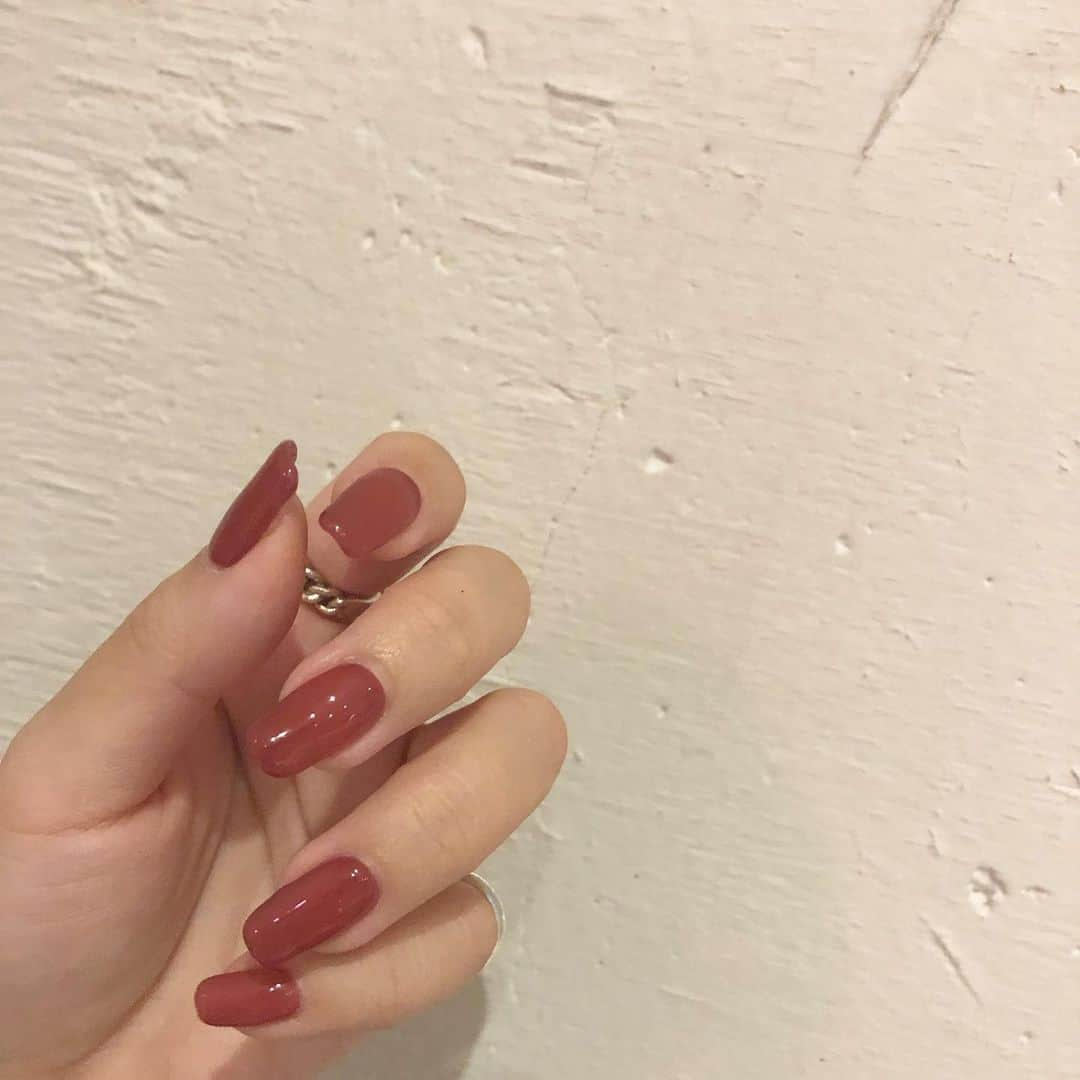 村上愛さんのインスタグラム写真 - (村上愛Instagram)「. . . . ラストしーぴょんネイル😢💅 . 約5年めぐの爪を可愛くしてくれました✨ もうそんな経つんだね、早いね、 っていろんなこと話したけど、なんか最後な感じしなさすぎてうちららしい最後でしたとさ😂笑 . . またすぐアイマショウ❤️ ほんとにほんとにありがとう！ おつかれさま🌈 . . . . #最後もやっぱりワンカラー🍇」10月7日 19時32分 - meg_5683