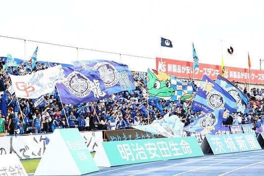 福満隆貴さんのインスタグラム写真 - (福満隆貴Instagram)「昨日は最高の雰囲気、スタジアムの一体感を作って頂きありがとうございました！ 選手には間違いなく届いてます！その中で勝てなかったのは悔しいし、本当に情けない。 でも前を向いて頑張ります。  残り7試合全力で頑張るので 応援よろしくお願いいたします。 一緒にGO!J1！  #水戸ホーリーホック #１万人でgoj1 #一体感 #アツマーレ」10月7日 19時34分 - fukumitsu_takaki
