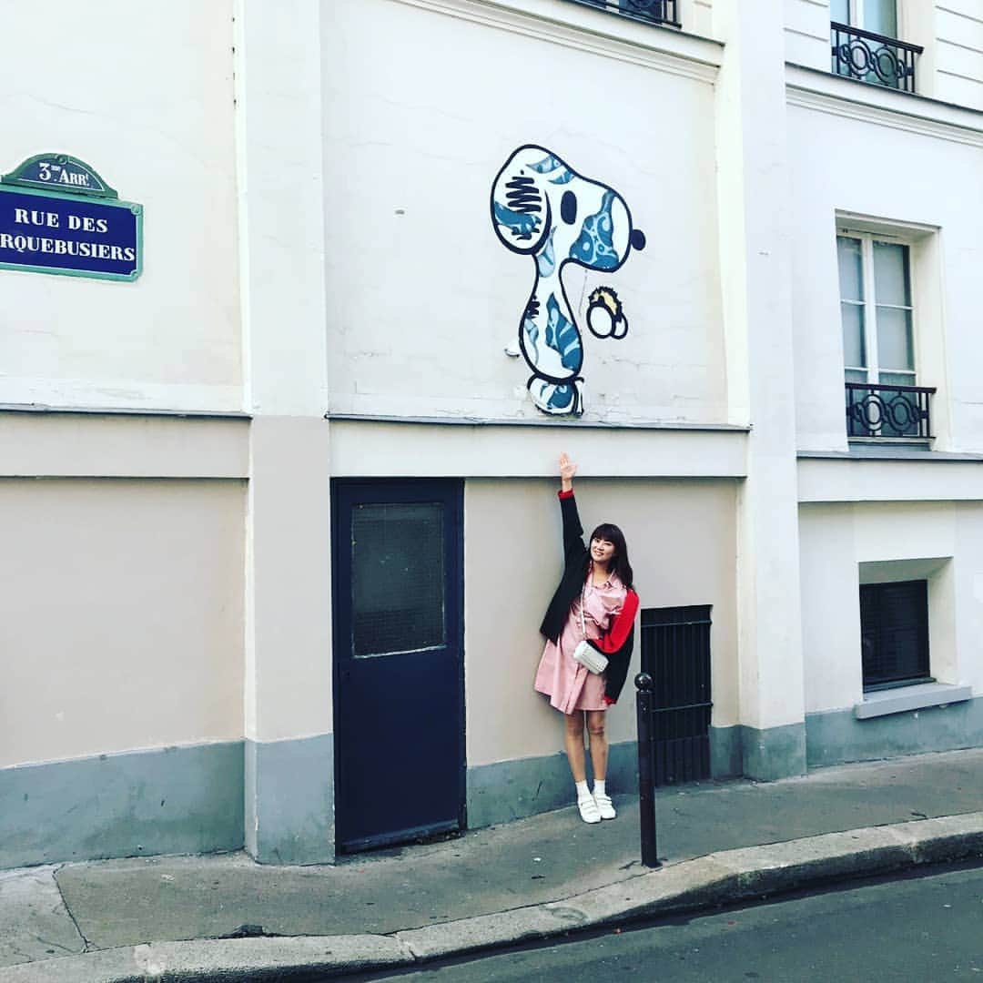 慶元まさ美さんのインスタグラム写真 - (慶元まさ美Instagram)「パリ ４日目🎵 #街中さんぽ  こんなお仕事を させていただいてますが 自分の写真を載せるのが 得意ではなく…😓 私が撮ってあげるから！と 最終日に街中さんぽへ  私のことをよくわかってくれてる 親友とだと #relax 出来るのかも😊  パリの街のなかは 至るところにアート🎨  スヌーピー見つけたときは テンションが🎶  かわいいハートモチーフが いろんな所にありました✨ きっともっとあるはず🎵  明日で帰国して１週間 思いきって行ったパリで 感じたことは大きかった気がします。  50代の過ごし方を迷っていた私 親友が一緒に行こう🎵って背中を 押してくれたことに感謝です✨ 視界が広がった気がするし  今日はユカリ姐さんにも 『思ってることは言うていこ🎵』って言われたし😅  帰国したのが10月1日 今月はいつもよりも動いてみよう😊  #パリ日記 にお付き合い ありがとうございました🎵」10月7日 19時36分 - preciousmomentk