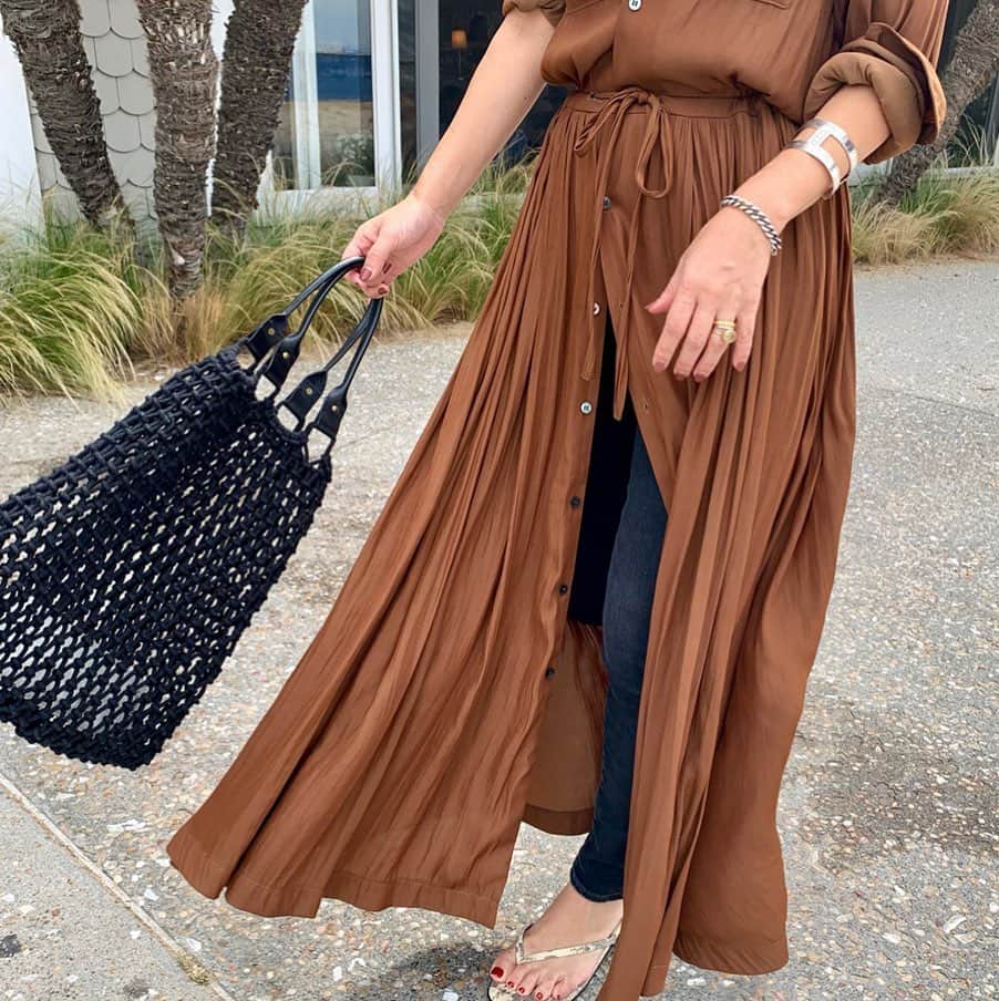 のインスタグラム：「Naoko Okusa’s ﻿ HOW TO WEAR IT? でご紹介された﻿ デニムとのレイヤードスタイル。﻿ ﻿ 一枚着でドレスとして、﻿ トップスを重ねてスカートとして、﻿ 羽織りアイテムとしてのアレンジも楽しめる﻿ 【Violet】 ※4カラー展開 / 0,1,2 サイズ﻿ #camel #black #bordeaux #midnight﻿ ______________________________________________﻿ ﻿ @naokookusa ﻿ #大草直子 さん #着回し連載﻿ #HOWTOWEARIT﻿ @upperhights﻿ #upperhights﻿ #new #dress #skirt﻿ #DAY #DAILY﻿ #アッパーハイツ﻿ #ドレス #シャツドレス﻿ #マキシスカート﻿ #マキシドレス﻿ #ootd #outfit ﻿ #intheknowgl ﻿ ﻿ ﻿ ﻿ ﻿ ﻿」