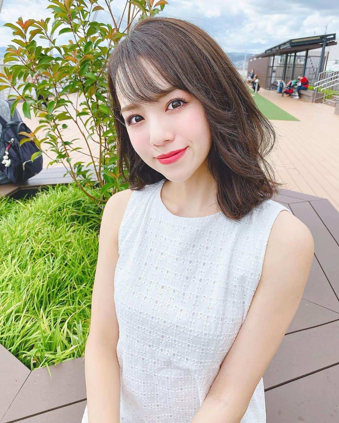 黒田真友香さんのインスタグラム写真 - (黒田真友香Instagram)「今日で23歳になりました🎉❤️ すでに沢山のメッセージ、ありがとうございます。 ・ ・ 毎年お祝いしてくれる人の数が増えてることもとっても嬉しいです😭✨ そして今日フォロワーさんが14万人になりました🎉笑  今年は、人生の中でもかなり大きな決断をした年になりました。  その決断をした自分の事も褒めたいし、それを受け入れてくれた周りの環境、どんな決断をしても応援してくれる皆さんに1番感謝したいです。  一年前、22歳の誕生日の時に思い描いてた23歳とは全く違う人生を生きてるけど、すごく毎日が楽しい。  好きなこと、得意なこと、自分に向いていることを仕事にできてるなあと！  でもその仕事ができてるのはフォロワーさんのおかげでしかないし、SNSって本当に色んな無限の可能性があるツールだと実感します。  これからもしばらくはSNS中心の生活になるとは思うけど、23歳はSNSの中にとどまらず、現実世界(?)でも沢山活躍したい！という目標をかかげて  また一年頑張ります☺️ いつもコメント、DM全部読んでます。今は一人で働いてる私にとって  フォロワーさんが同じ価値観を共有できる仲間っていう感覚です🥺　勝手にごめんね。笑  だから些細な情報でも共有したくなるし、それを見て皆さんが楽しんで喜んでくれる、  そして私が困った時はフォロワーさんが手を差し伸べてくれたり。  こんな素晴らしい無限ループをこれからも続けていけたらいいなと思ってます😍  なんか長くなってしまいましたが こんな事書く機会もないのでたまには😂笑  これからもよろしくお願いします☺️」10月7日 19時40分 - kurodamayukaxx