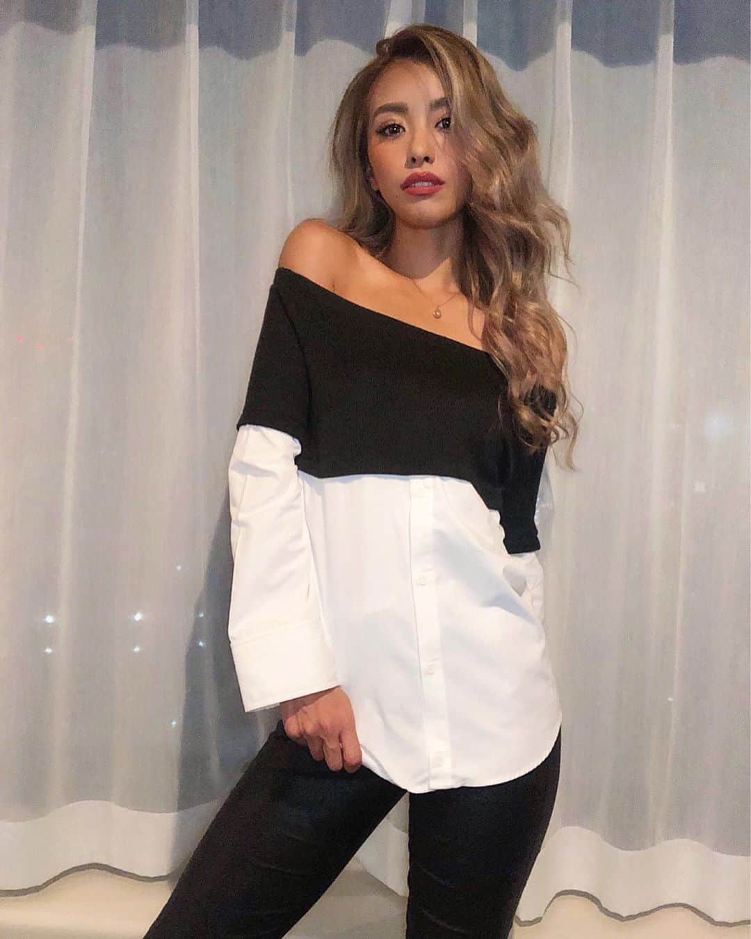 のインスタグラム：「Black × White ❤︎♡❤︎ . . 最近は肌寒くて秋本番って感じっ🍂 秋服って可愛いよね〜🍁💕 . 最近お気に入りのオフショルTops💋 へへへ😚🎶🎶 夏好きだけどね🌺 春夏秋冬おしゃれは楽しみたいのっ💛💚 . . . #cyberjapan #cjd_naho #code #fashion #blackandwhite #autumn #autumnfashion #egoist #makeup #japanesegirl #me #サイバージャパン #サイバージャパンダンサーズ #なち #なちぽん #NAHO #秋服 #コーデ #ファッション #黒白 #エゴイスト #tops #like」