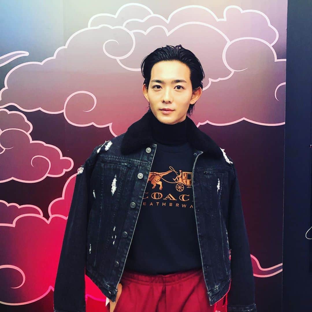 フィガロジャポンさんのインスタグラム写真 - (フィガロジャポンInstagram)「Coach x Michael B. Jordan コレクションのローンチイベントで、竜星涼さんを発見。 1年以上前に「ウワサの男。」特集でご登場いただいた時と変わらず、美しい11頭身でした〜！ 編集MS  #竜星涼 #コーチ #michaelbjordan」10月7日 19時53分 - madamefigarojapon