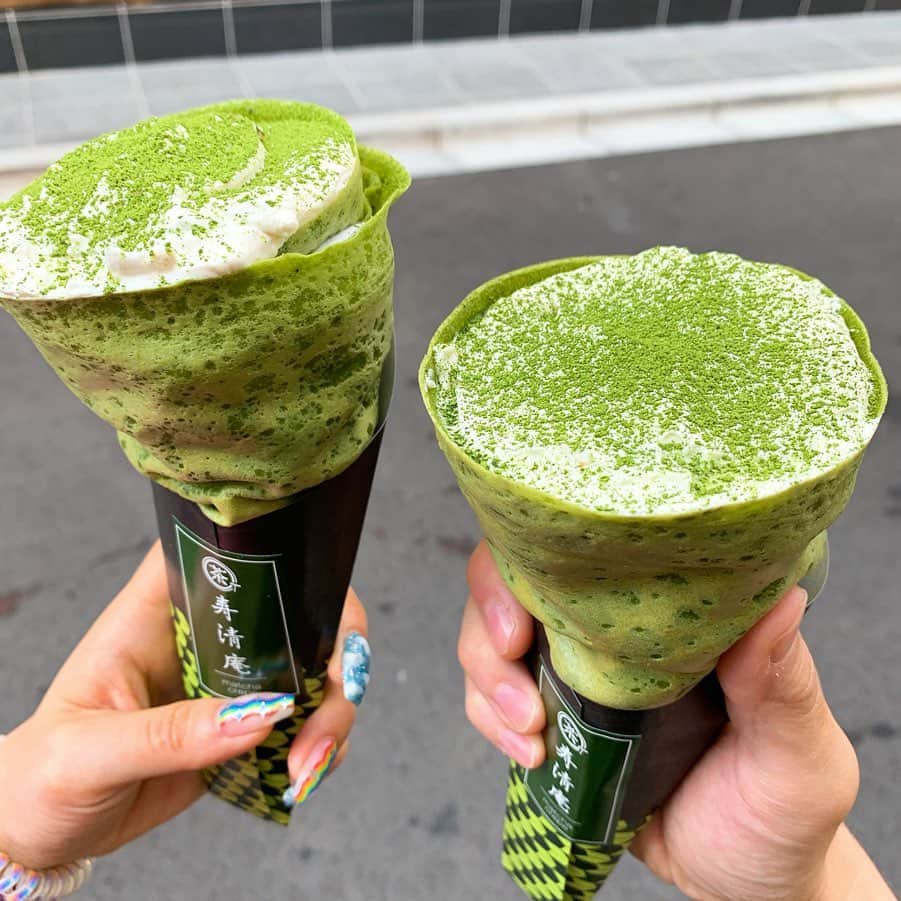 りょうくんグルメさんのインスタグラム写真 - (りょうくんグルメInstagram)「【浅草 寿清庵(kotobukiseian)】 抹茶クレープ専門店のティラミスクレープ🤤 ㅤㅤㅤㅤㅤㅤㅤㅤㅤㅤㅤㅤㅤ 🏠#浅草 #寿清庵 🚶‍♀️浅草駅10分 八坂(¥880×2) ㅤㅤㅤㅤㅤㅤㅤㅤㅤㅤㅤㅤㅤ 9月末にオープンしたばかりの抹茶クレープ専門店！ ㅤㅤㅤㅤㅤㅤㅤㅤㅤㅤㅤㅤㅤ クレープは数種類あり、+100円で生地の抹茶の濃さ10倍にできる。レアチーズなどまだ注文できないメニューあり。 ㅤㅤㅤㅤㅤㅤㅤㅤㅤㅤㅤㅤㅤ ティラミスクレープに抹茶をかけた八坂を注文。 生クリーム&マスカルポーネクリームたっぷり。 中はティラミス感を出すため、抹茶につけたカステラをいれてる。 上にはこだわりの京都の抹茶パウダー。 抹茶の苦味もしっかり感じる。 ㅤㅤㅤㅤㅤㅤㅤㅤㅤㅤㅤㅤㅤ クリームたっぷりで一口目めっちゃうまい。 中には食感のある具材が入ってたがこれは入ってても入ってなくてもどっちでもいいかな。 もっと合うのがありそう、そもそもなにかわからないのが食べてて少しだけ嫌。 (話聞いてる感じ中に入れる具材は色々試作中みたい) ㅤㅤㅤㅤㅤㅤㅤㅤㅤㅤㅤㅤㅤ クリームが上にたっぷりだから前半が結構重い。 後半はクリームなくなって生地だけになりがちだからバランスよくうまく食べよう。 大きめだし、量的にはシェアでいいかな！ ㅤㅤㅤㅤㅤㅤㅤㅤㅤㅤㅤㅤㅤ 場所が裏路地にあるけど、大きめな通りに看板出てるから分かると思う。 ㅤㅤㅤㅤㅤㅤㅤㅤㅤㅤㅤㅤㅤ 店内イートインスペースあり。 階段急。 ちょっとビルの匂いがするから、店内では食べなかった。 ㅤㅤㅤㅤㅤㅤㅤㅤㅤㅤㅤㅤㅤ お店の人はめっちゃフレンドリーで親切。 クレープ作ってる間いろんな話しして楽しかった！ ㅤㅤㅤㅤㅤㅤㅤㅤㅤㅤㅤㅤㅤ 甘党でクリームたっぷり系好きな人にはめっちゃオススメ！ ビジュも良いし浅草の新名物だね。 ㅤㅤㅤㅤㅤㅤㅤㅤㅤㅤㅤㅤㅤ まだお店の名前入れてもグーグル検索できないから、住所検索して行ってみて〜  営業時間12時〜18時 東京都台東区浅草2-7-21」10月7日 19時54分 - uryo1113