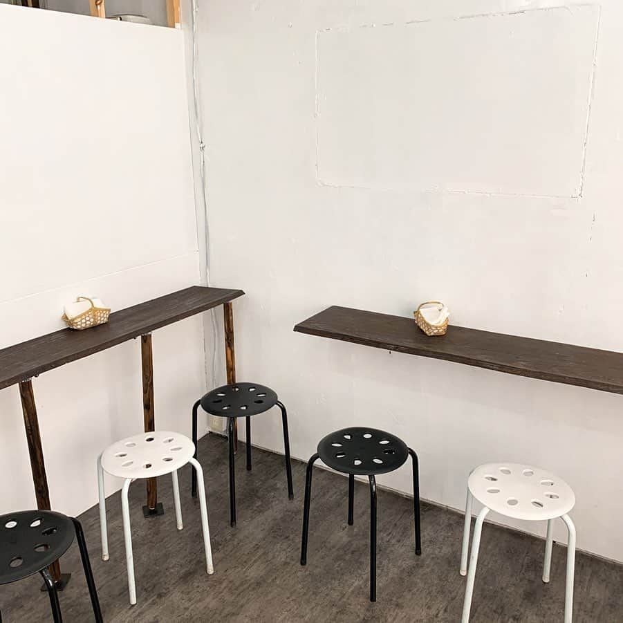 りょうくんグルメさんのインスタグラム写真 - (りょうくんグルメInstagram)「【浅草 寿清庵(kotobukiseian)】 抹茶クレープ専門店のティラミスクレープ🤤 ㅤㅤㅤㅤㅤㅤㅤㅤㅤㅤㅤㅤㅤ 🏠#浅草 #寿清庵 🚶‍♀️浅草駅10分 八坂(¥880×2) ㅤㅤㅤㅤㅤㅤㅤㅤㅤㅤㅤㅤㅤ 9月末にオープンしたばかりの抹茶クレープ専門店！ ㅤㅤㅤㅤㅤㅤㅤㅤㅤㅤㅤㅤㅤ クレープは数種類あり、+100円で生地の抹茶の濃さ10倍にできる。レアチーズなどまだ注文できないメニューあり。 ㅤㅤㅤㅤㅤㅤㅤㅤㅤㅤㅤㅤㅤ ティラミスクレープに抹茶をかけた八坂を注文。 生クリーム&マスカルポーネクリームたっぷり。 中はティラミス感を出すため、抹茶につけたカステラをいれてる。 上にはこだわりの京都の抹茶パウダー。 抹茶の苦味もしっかり感じる。 ㅤㅤㅤㅤㅤㅤㅤㅤㅤㅤㅤㅤㅤ クリームたっぷりで一口目めっちゃうまい。 中には食感のある具材が入ってたがこれは入ってても入ってなくてもどっちでもいいかな。 もっと合うのがありそう、そもそもなにかわからないのが食べてて少しだけ嫌。 (話聞いてる感じ中に入れる具材は色々試作中みたい) ㅤㅤㅤㅤㅤㅤㅤㅤㅤㅤㅤㅤㅤ クリームが上にたっぷりだから前半が結構重い。 後半はクリームなくなって生地だけになりがちだからバランスよくうまく食べよう。 大きめだし、量的にはシェアでいいかな！ ㅤㅤㅤㅤㅤㅤㅤㅤㅤㅤㅤㅤㅤ 場所が裏路地にあるけど、大きめな通りに看板出てるから分かると思う。 ㅤㅤㅤㅤㅤㅤㅤㅤㅤㅤㅤㅤㅤ 店内イートインスペースあり。 階段急。 ちょっとビルの匂いがするから、店内では食べなかった。 ㅤㅤㅤㅤㅤㅤㅤㅤㅤㅤㅤㅤㅤ お店の人はめっちゃフレンドリーで親切。 クレープ作ってる間いろんな話しして楽しかった！ ㅤㅤㅤㅤㅤㅤㅤㅤㅤㅤㅤㅤㅤ 甘党でクリームたっぷり系好きな人にはめっちゃオススメ！ ビジュも良いし浅草の新名物だね。 ㅤㅤㅤㅤㅤㅤㅤㅤㅤㅤㅤㅤㅤ まだお店の名前入れてもグーグル検索できないから、住所検索して行ってみて〜  営業時間12時〜18時 東京都台東区浅草2-7-21」10月7日 19時54分 - uryo1113