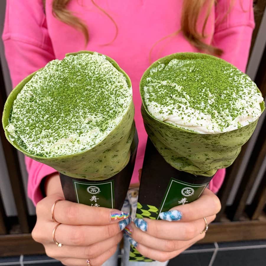 のインスタグラム：「【浅草 寿清庵(kotobukiseian)】 抹茶クレープ専門店のティラミスクレープ🤤 ㅤㅤㅤㅤㅤㅤㅤㅤㅤㅤㅤㅤㅤ 🏠#浅草 #寿清庵 🚶‍♀️浅草駅10分 八坂(¥880×2) ㅤㅤㅤㅤㅤㅤㅤㅤㅤㅤㅤㅤㅤ 9月末にオープンしたばかりの抹茶クレープ専門店！ ㅤㅤㅤㅤㅤㅤㅤㅤㅤㅤㅤㅤㅤ クレープは数種類あり、+100円で生地の抹茶の濃さ10倍にできる。レアチーズなどまだ注文できないメニューあり。 ㅤㅤㅤㅤㅤㅤㅤㅤㅤㅤㅤㅤㅤ ティラミスクレープに抹茶をかけた八坂を注文。 生クリーム&マスカルポーネクリームたっぷり。 中はティラミス感を出すため、抹茶につけたカステラをいれてる。 上にはこだわりの京都の抹茶パウダー。 抹茶の苦味もしっかり感じる。 ㅤㅤㅤㅤㅤㅤㅤㅤㅤㅤㅤㅤㅤ クリームたっぷりで一口目めっちゃうまい。 中には食感のある具材が入ってたがこれは入ってても入ってなくてもどっちでもいいかな。 もっと合うのがありそう、そもそもなにかわからないのが食べてて少しだけ嫌。 (話聞いてる感じ中に入れる具材は色々試作中みたい) ㅤㅤㅤㅤㅤㅤㅤㅤㅤㅤㅤㅤㅤ クリームが上にたっぷりだから前半が結構重い。 後半はクリームなくなって生地だけになりがちだからバランスよくうまく食べよう。 大きめだし、量的にはシェアでいいかな！ ㅤㅤㅤㅤㅤㅤㅤㅤㅤㅤㅤㅤㅤ 場所が裏路地にあるけど、大きめな通りに看板出てるから分かると思う。 ㅤㅤㅤㅤㅤㅤㅤㅤㅤㅤㅤㅤㅤ 店内イートインスペースあり。 階段急。 ちょっとビルの匂いがするから、店内では食べなかった。 ㅤㅤㅤㅤㅤㅤㅤㅤㅤㅤㅤㅤㅤ お店の人はめっちゃフレンドリーで親切。 クレープ作ってる間いろんな話しして楽しかった！ ㅤㅤㅤㅤㅤㅤㅤㅤㅤㅤㅤㅤㅤ 甘党でクリームたっぷり系好きな人にはめっちゃオススメ！ ビジュも良いし浅草の新名物だね。 ㅤㅤㅤㅤㅤㅤㅤㅤㅤㅤㅤㅤㅤ まだお店の名前入れてもグーグル検索できないから、住所検索して行ってみて〜  営業時間12時〜18時 東京都台東区浅草2-7-21」