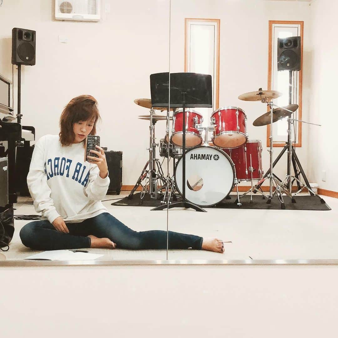 Soweluのインスタグラム：「みなの殿 お元気にしておられますかー？ 最近は11/5のライブの色んな準備,  お一人様リハ,  そして実は今ハマっていて バースデーライブで販売しようと思っている ハンドメイドピアス作りと、 おばあちゃんのサポートでなかなかUPしたいものが追いつかない状態でござる😬 ピアスについてはまた詳しく後日UPするねー お楽しみに❤︎ ・ ・ 今日は急に秋って感じになったなーと思ってトレーナー着たんだけど、明日はまた夏日みたいで… 本当に体がついてかれないよね💦 体調崩さない気をつけようね〜🙏 ・ ・ バースデーライブでのヤバいコラボの発表が 今週あるので お楽しみに🤘✨ ・ ・ ・ #sowelu #birthdaylive #reharsals  #お一人様リハ」