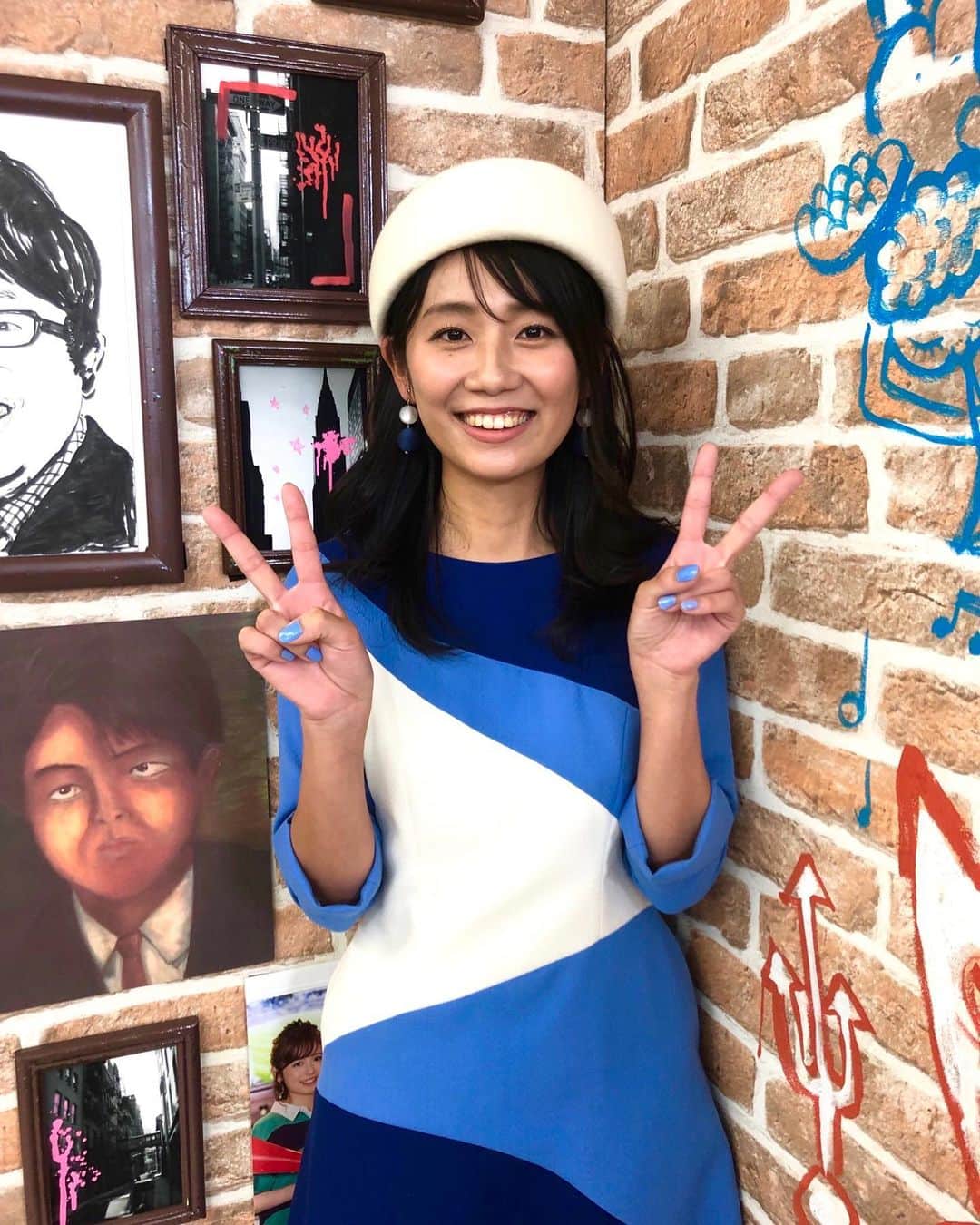 フジテレビアナウンサーのインスタグラム：「先日の放送をもって、2年9ヶ月担当したプレミアの巣窟を卒業しました！長らくご覧いただいていた皆さん、ありがとうございました。  カメラが回る3秒まで雑談をし…ロケは遠足のようにはしゃぐ明るい番組でした！出演者からスタッフまでまるで家族のような温かさ…恋しいです😭  もともと企画展や、当日券チャレンジをするほど舞台が大好きな私からすると、好きなお話を聞きながらのお仕事…むしろお金を払いたくなるほど贅沢な時間でした。  キャイ〜ン 天野さん、小島瑠璃子さん、オジンオズボーン 篠宮さんとの4人体制はこれにて最後！ 今夜の放送から、大規模リニューアルをするとか…🤔 先日セットの写真が送られてきたのですが…変貌ぶり…もはや別番組です。笑  わたしも楽しみ…😎ぜひ、一緒にみましょう！ 10月7日(月)の深夜26:25-27:25放送予定です🌟  #プレミアの巣窟 は #FOD でも配信中 ！ #詳しくはFODで検索☝️゛ #わかる方はわかるはず 🤤 前回分は10月11日まで #見逃し配信中 です💁🏻‍♀️ #フジテレビアナウンサー #新美有加 #最後のブルーネイル💅 #指輪はお餞別にるりさんから💍」