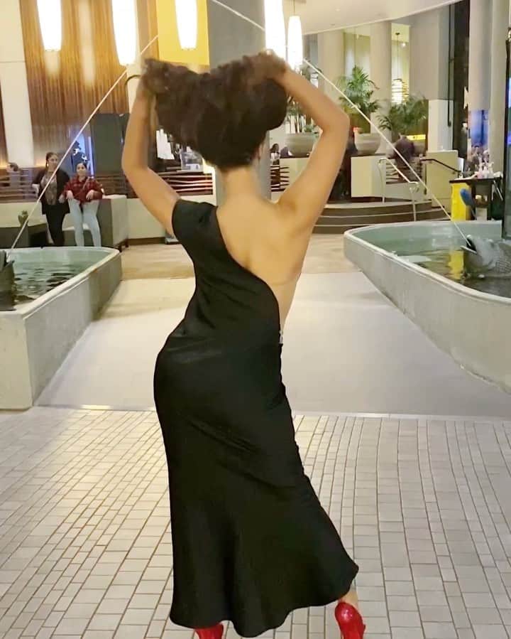 ユリサのインスタグラム：「Me after two glasses of wine🍷(This is so rare!! I can't remember when was the last time I had this much drink😳) お酒は年に1-2回しか飲まないんだけど、ワインを飲むと、毎回なぜかレッドカーペットが見えます🌹ハリウッド女優がおりてくる。笑 (後ろの人たちの気遣いに注目😂) ちなみに、ウイスキーを飲むと渋いおじ様がおりてきて、その辺にあるものをねじって首に巻き始めます🥃 #sunday #night #kaufmanfranco #👗」