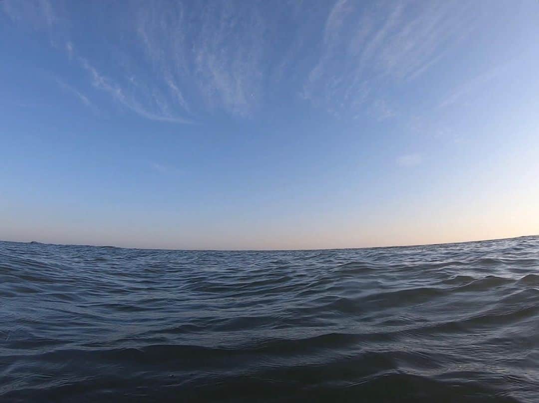 萩原章太のインスタグラム：「海の感じ方が変わってきてる。(誰やねん) 歳のせいかな😂 波きてたけど何本かスルーしてこの景色見てた！ #サンセット#海#波#水平線#波乗り#サーフ#サーフィン#ビーチライフ#サーフトリップ#ビーチトリップ#青空#パワースポット#ゴープロ #sunset#surf#surfing#sea#wave#surftrip#beachlife#beachtrip#home#goprojp#gopro」
