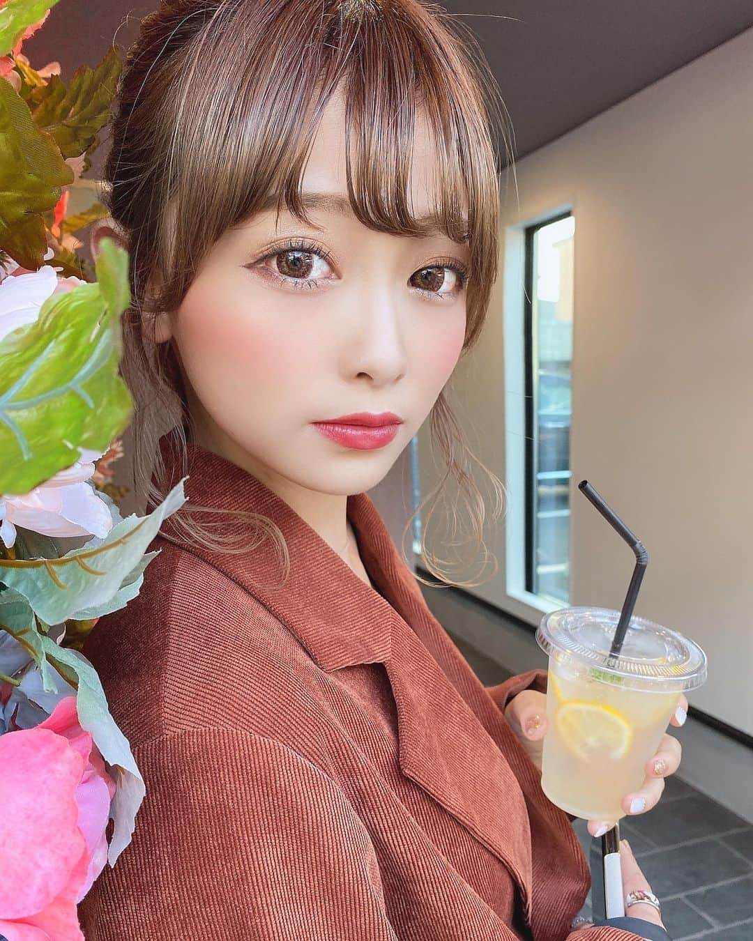 りなてぃさんのインスタグラム写真 - (りなてぃInstagram)「﻿ ﻿ ﻿ ﻿ 肉寿司🍣からのレモネード🍋﻿ 見てると食べたくなる🍣﻿ ﻿ ﻿ 今日は朝からバタバタだったけど﻿ cherish meに関わってる時間がやっぱり楽しい🤤💓﻿ ﻿ ﻿ あっ、昨日インスタライブ来てくださった方々﻿ ありがとうございます💓﻿ ﻿ ﻿ ﻿ そして今日のお昼に載せた写真が﻿ 思いのほか好評で嬉しい😂🥺💓﻿ ﻿ ﻿ いつもストーリーで広めてくれてありがとう🥺﻿ 最初に届いたの、もう何年ぐらい前かな？﻿ ストーリーとタグ付けの投稿﻿ そのときからずーっとスクショし続けてます😌💓﻿ ﻿ ﻿ みんなの愛でいっぱいのカメラロール🤤💓﻿ いつもありがとうです🥺😭💓﻿ ﻿﻿ ﻿ ﻿﻿ #frayid #fashion #ootd #outfit﻿ #プルオーバー﻿﻿ #cosme #cosmetic #addiction #make #makeup﻿﻿﻿ ﻿﻿ ﻿ ﻿ ﻿ パーカーとキャスケット﻿ 明日8日（火）AM10:00までの発売になります❤︎﻿ ﻿ ﻿ ﻿」10月7日 20時16分 - rinatea_25