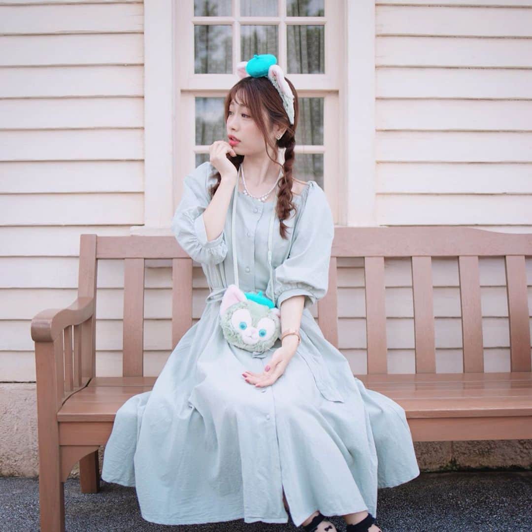 のインスタグラム：「ジェラトーニコーデのポイント♡﻿ ﻿ ジェラトーニのテーマカラーは﻿ ミントグリーン(*´˘`*)♥﻿ ﻿ ﻿ ジェラトーニのカチューシャとかパスケース、﻿ のアイテムも欠かせられない♥️﻿ ﻿ もしないときはベレー帽の色もグリーンで揃えてね(´∀`)💓﻿ ﻿ ヘアスタイルは﻿ 私は三つ編みにしてみた💞﻿ ﻿ ﻿ でも夕方からはヘアアレンジ変えてみたからまた投稿するね(*´艸`)﻿ ﻿ 他にも﻿ ゆるく巻いてみたり、ツインテールとか﻿ のアレンジもかわいさアップ🍓﻿ ﻿ ﻿ ﻿ ⸜❤︎⸝〜𝚌𝚘𝚍𝚎〜⸜❤︎⸝﻿ ﻿ 着てるのは﻿ @Newly﻿ ﻿ ダスティカラーがかわいいシンプルな﻿ ロングワンピース💗💗﻿ ﻿ ﻿ 今季カラーだから﻿ 真似しやすいよ(*´꒳`*)﻿ ﻿ ﻿ デザインがシンプルな分、﻿ カチューシャやパスケースが映えるの♥️♥️﻿ ﻿ ベースカラーをおさえておけば、﻿ 無地でなくても花柄などのデザインももちろんかわい🌸﻿ ﻿ ﻿ もう少ししたら寒くなるかもだから﻿ トレンチコートとかのアウターを合わせてもかわいいよ〜.*✿﻿ ﻿ ﻿ ﻿ 次はクリスマス行きたいなぁ💋﻿ ﻿ ﻿ ﻿ ﻿ ﻿ ﻿ #ジェラトーニバウンド #ジェラトーニ ﻿ #ディズニーシー #ディズニーコーデ #ジェラトーニコーデ #ジェラトーニカラー #ディズニーシー #disneysea  #ダッフィーフレンズ #japanesegirl #dハロ仮装2019 #ディズニー写真  #dハロ #dハロ仮装 #dハロ2019 #dハロ仮装2019 #ディズニーハロウィン #ディズニーシー #ディズニーコーデ #disneyhalloween #disneysea #東京ディズニーシー #ディズニー仮装 #ハロウィンディズニー #ディズニーハロウィン2019 #仮装 #ディズニーバウンド たかりさスタイル」