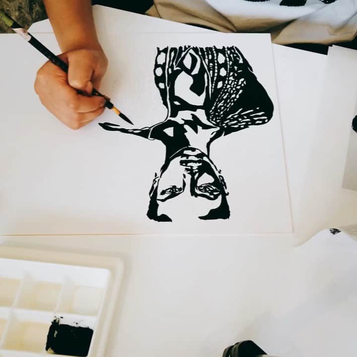 のインスタグラム：「Drawing...🧠💭」