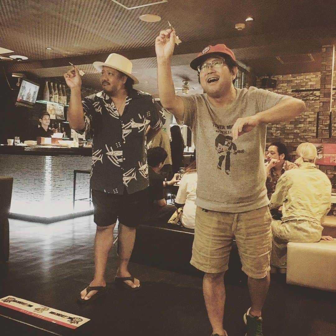山口隆のインスタグラム：「夜遊びダーツおじさん  #モンゴル800  #キヨサクくん  #きよキヨサーク  #サンボマスター山口  #夜遊びダーツおじさん  #グレートサツマニアンヘスティバル」