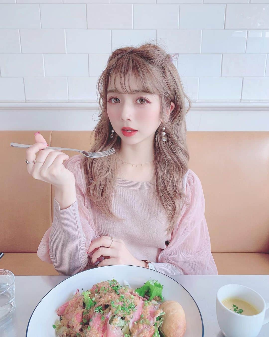 エリンコさんのインスタグラム写真 - (エリンコInstagram)「🎀 . luch code🥗💕 . サラダランチたっぷり入ってて とっても美味しかったぁー🍴 . 袖がチュールのマトンスリーブニットに 小花柄のロングスカート💓 . 後ろがチュールのリボンがついてて とっで可愛いー💘 . スカートは後ろゴムだけど少しゆったりめのサイズで ロング丈だから152cmの私はベルトして 1回折ってはいてみたよー😍💝 . 女子会コーデにピッタリ💞💞💞 . @lara_flamingo . #laraflamingo #ニット #ribbon #リボン #lunch #サラダ #サラダランチ #hotelemanon #えりんコーデ #えりんこヘアアレンジ #えりんこカフェ巡り」10月7日 20時40分 - erinko0315