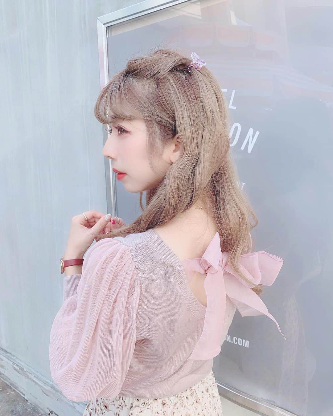 のインスタグラム：「🎀 . luch code🥗💕 . サラダランチたっぷり入ってて とっても美味しかったぁー🍴 . 袖がチュールのマトンスリーブニットに 小花柄のロングスカート💓 . 後ろがチュールのリボンがついてて とっで可愛いー💘 . スカートは後ろゴムだけど少しゆったりめのサイズで ロング丈だから152cmの私はベルトして 1回折ってはいてみたよー😍💝 . 女子会コーデにピッタリ💞💞💞 . @lara_flamingo . #laraflamingo #ニット #ribbon #リボン #lunch #サラダ #サラダランチ #hotelemanon #えりんコーデ #えりんこヘアアレンジ #えりんこカフェ巡り」