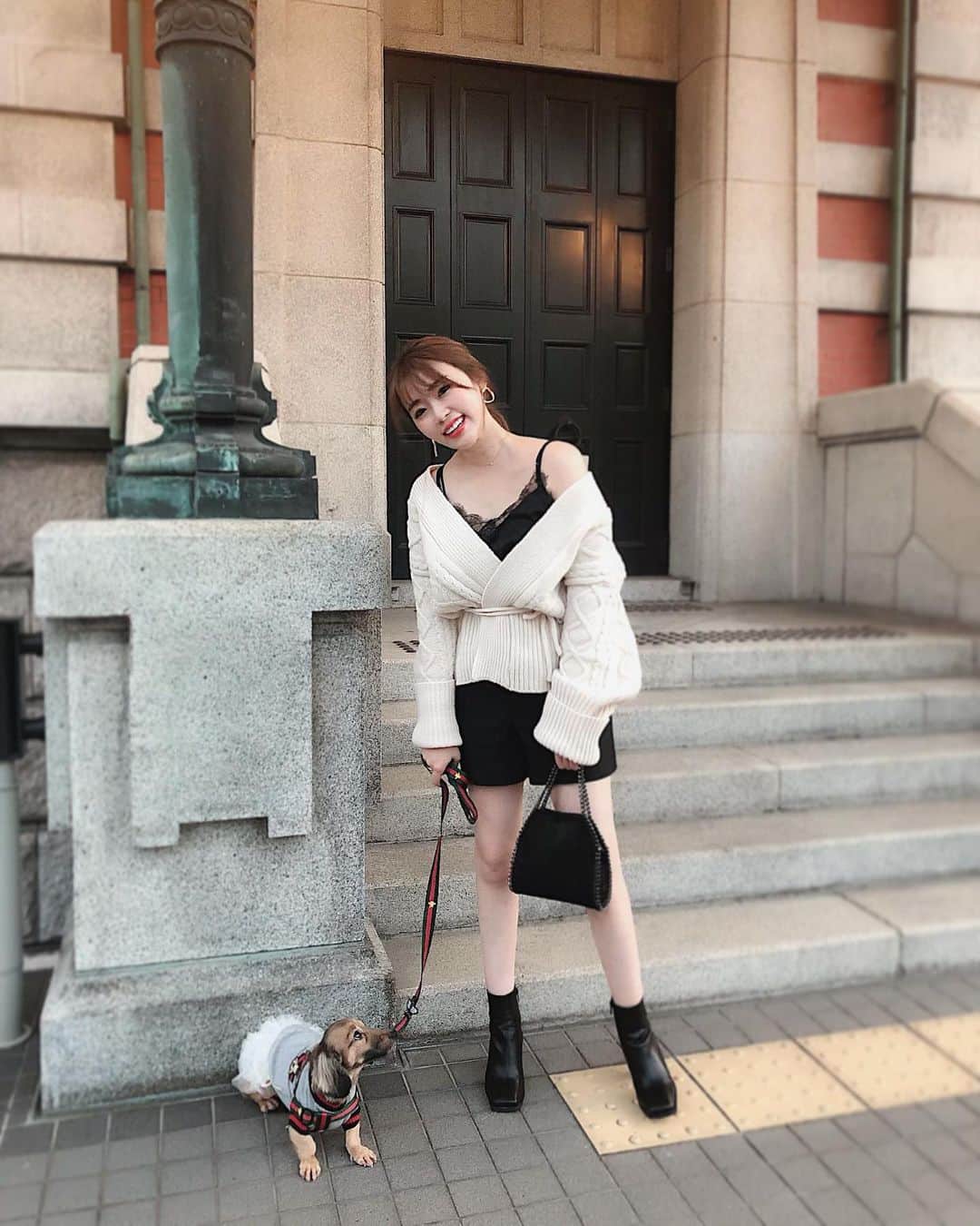 藤川沙弥のインスタグラム：「𓂃𓇢﻿ ﻿ 涼しくなってきたから﻿ リンも外で過ごしやすい気候🐶🌿﻿ ﻿ いまはベージュな気分すぎて﻿ 着々と増えていく秋服🌰﻿ ﻿ こういうケーブル編みの﻿ ざっくりニットカーディガン探してた🧶🍂﻿ ﻿ これ、袖が広くて長めで﻿ ゆるっとしててかわいいの。﻿ 折って着ても可愛い🥺﻿ タグ付けしてます🏷﻿ ﻿ ﻿ ﻿ ﻿」