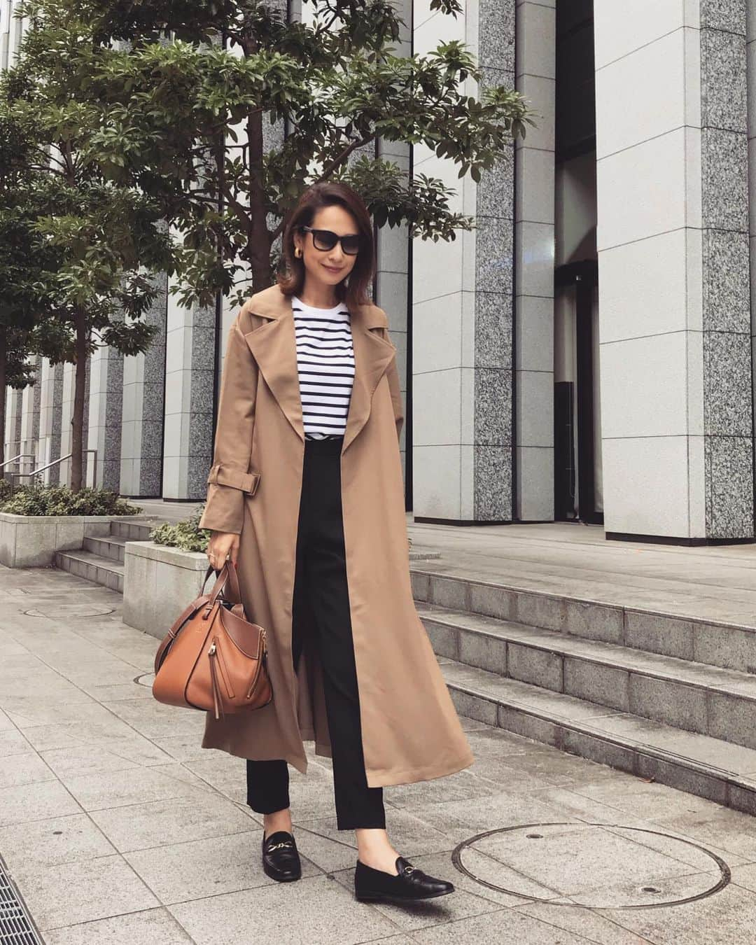 MAICOさんのインスタグラム写真 - (MAICOInstagram)「#outfit  Coat... @urs_official Tops... #suadeo Bag... #loewe  @urs_official のトレンチは生地がとても柔らかいので、動きがあって堅苦しい印象にならないところが好きです。 柔らかい生地だからこそ出せるバックフリルのデザインもとてもエレガント。 後ろ姿は2枚目をご覧ください😊  #フリルヨークトレンチコート#pr」10月7日 20時38分 - maico0327