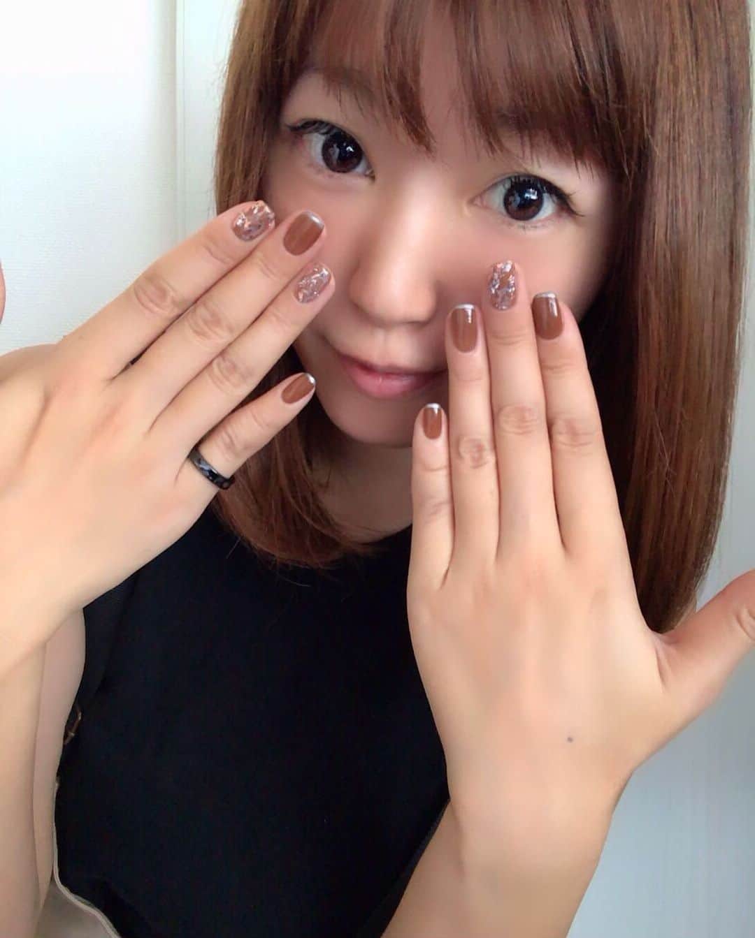 のインスタグラム：「おにゅー 💅ネイル🥰 ブラウンにしたよー🤗🤗 お気に入り〜 #new #ネイル #💅 #ブラウン #秋ネイル #シルバーライン #ホイルネイル #ジェルネイル #お気に入り」
